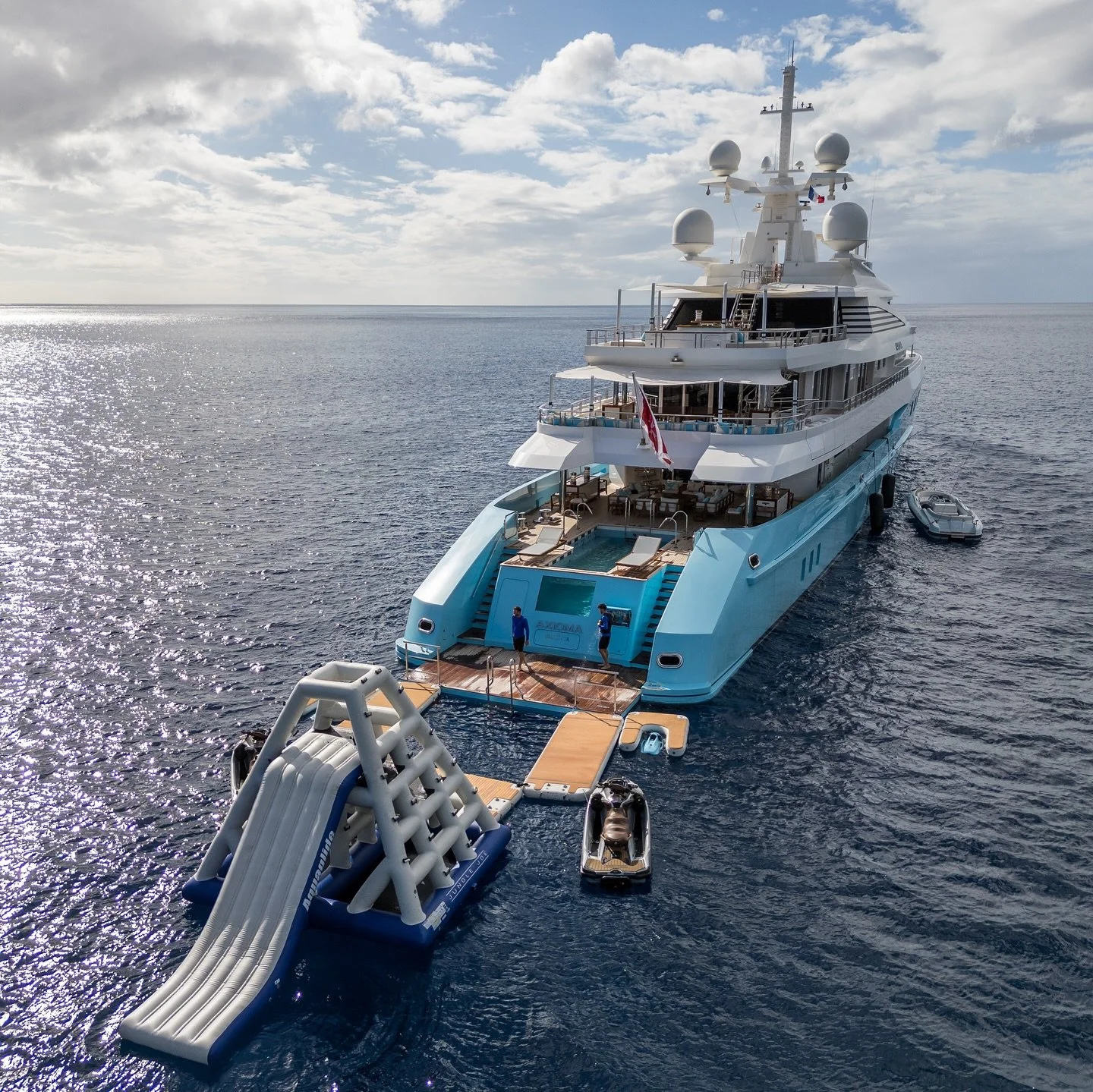 Blue hulls and lots of toys.

AXIOMA  KING BENJI

#dunya #superyachts #toys