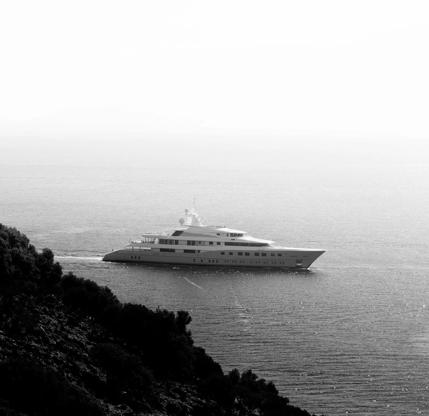 AXIOMA under way. 

#dunya #superyacht