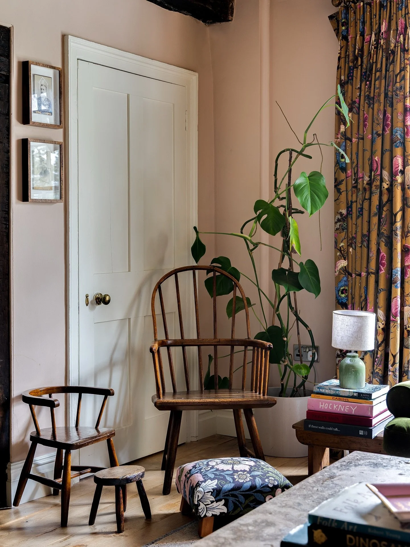 Visit Us 

We are strong believers that sharing stories, trading objects, and learning new things, has always been an important form of human connection, and is in danger of being lost in an increasingly digitised world. 

Fellow collectors, dealers 