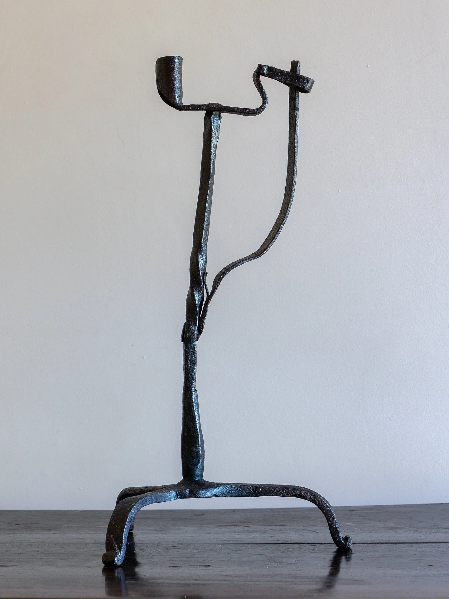 A superb 18th Century English wrought iron peerman candlestick of particularly attractive shape

Height 38 cm
Base width 20 cm

Contact for details