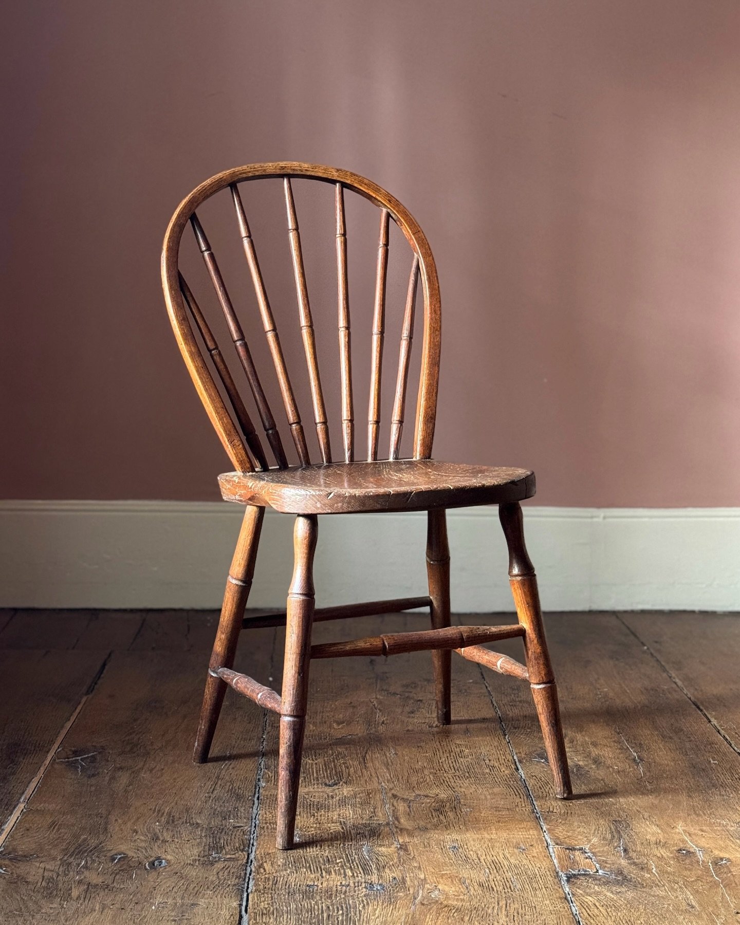 A simple and elegant early 19th Century hoop back Windsor side chair with nice turned details. A really lovely thing.

Height 88 cm
Width 43.5 cm
Depth 39.5 cm

Now available to view on the website in recent acquisitions via link in bio or DM for fur
