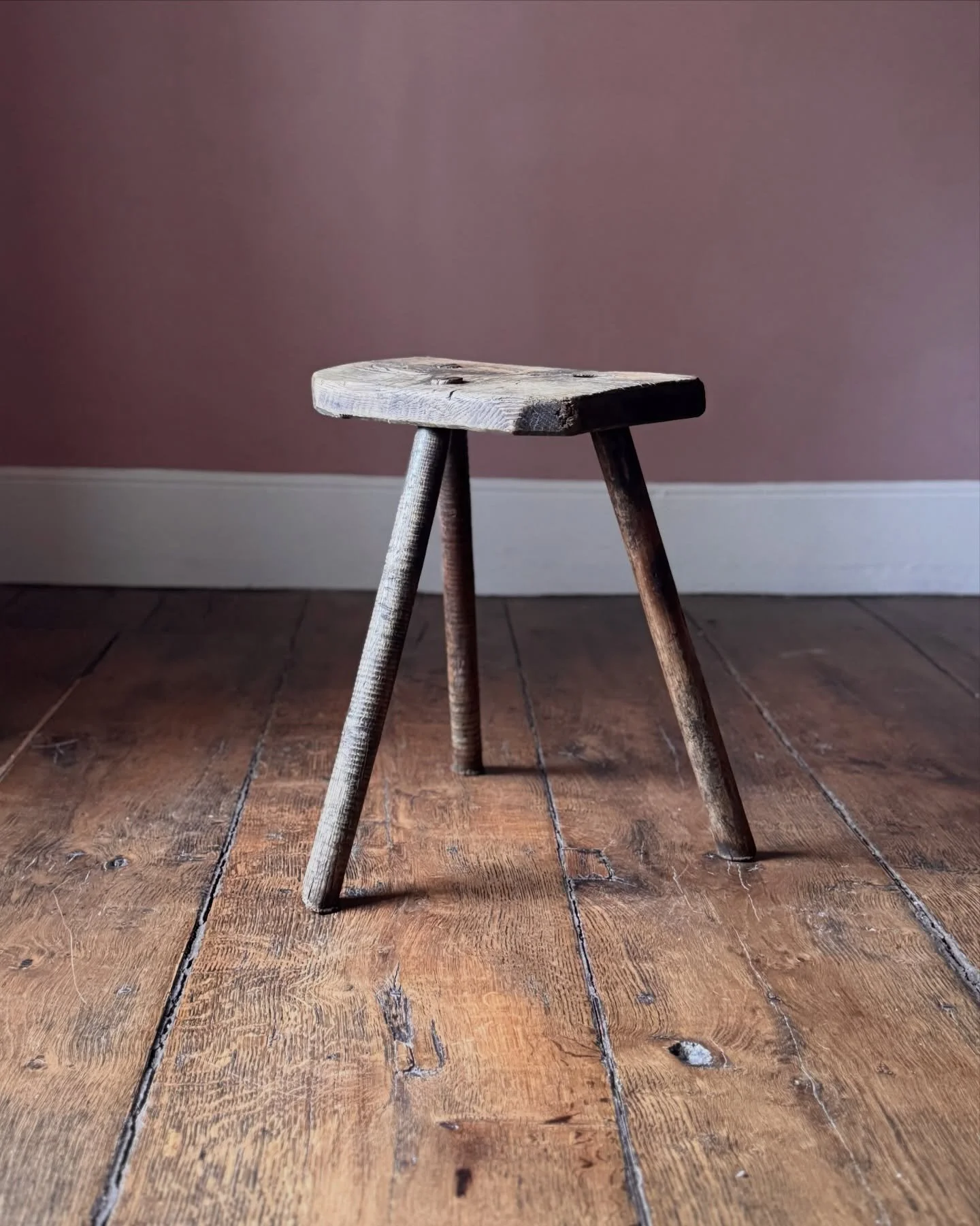A good 19th Century Sheffield cutlers stool with an elm seat over turned legs. Great as a plant stand or side table or, indeed, a tall stool.

Height 51 cm
Width 40 cm
Depth 21 cm

Now available on the website via recent acquisitions link in bio or D