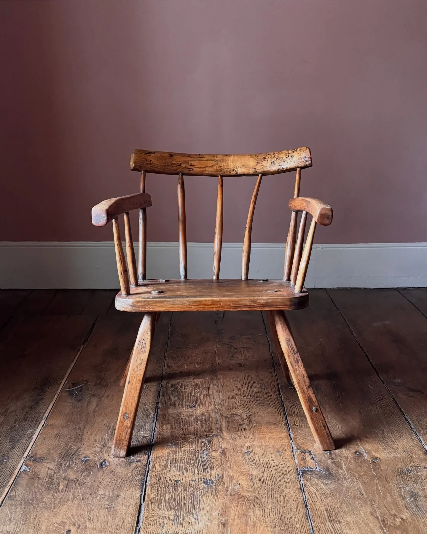 An early 19th Century vernacular Irish hedge chair in elm and ash with a very satisfying shape, size and colour. A really attractive piece of primitive furniture. 

Height 71 cm
Width 58 cm
Depth 48 cm

Now available to view on the website via recent
