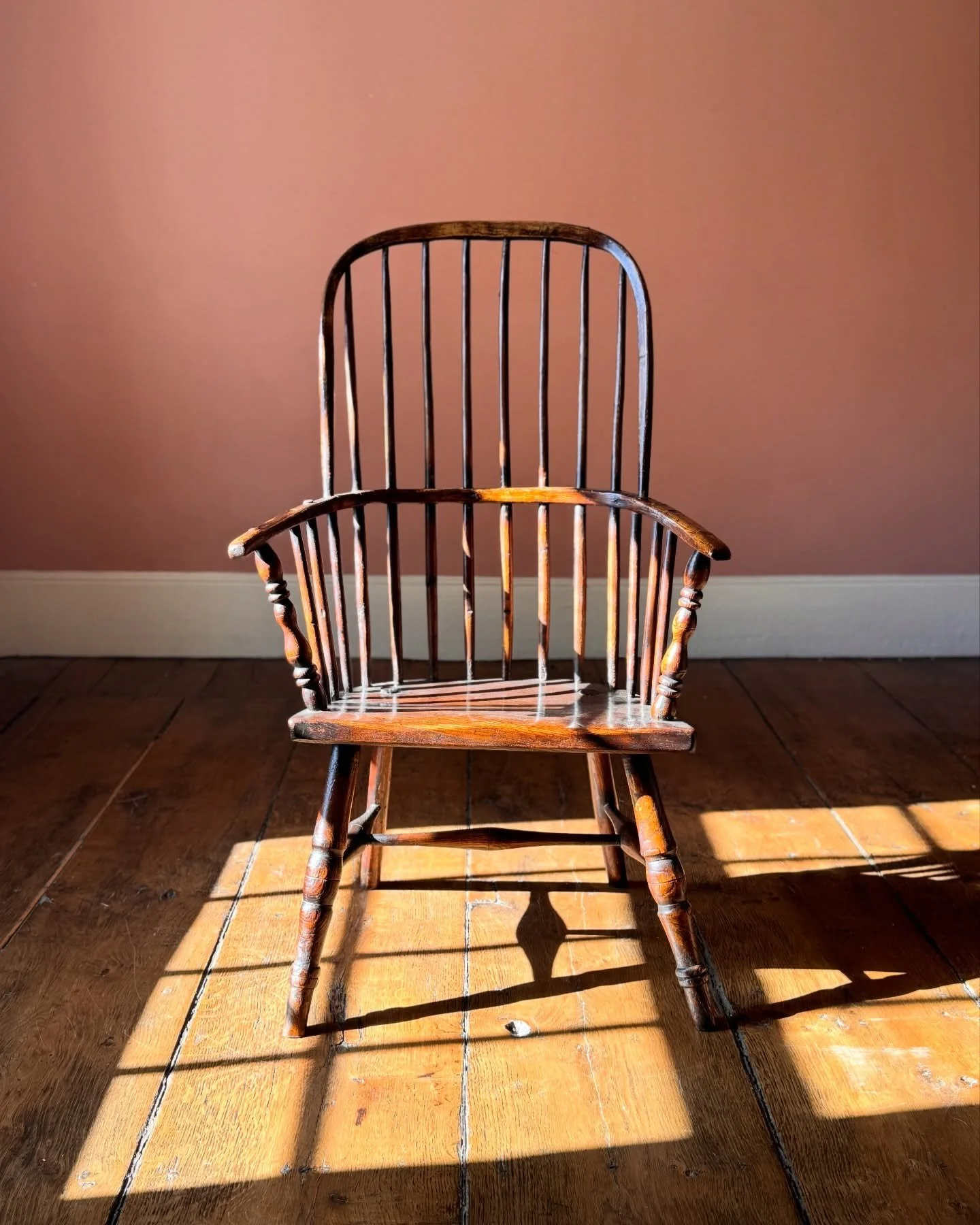 A primitive but handsome early 19th Century English bow back Windsor chair in elm and ash. A particularly satisfying shape and a lovely warm colour.

Height 104 cm
Width 52.5 cm
Depth 35 cm

Now available to view on the website via recent acquisition