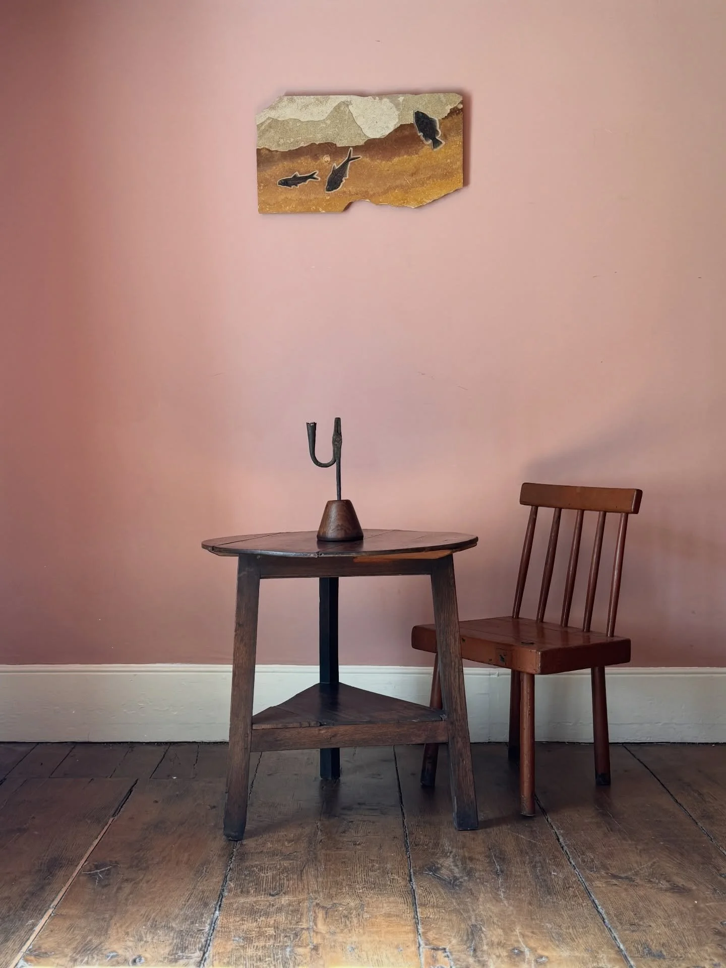 This magnificent fossilised fish wall mural dates back to the early Eocene; 50 million years ago. Quarried from the Green River Formation of Southwestern Wyoming, this mural contains various extinct species including Diplomystus dentatus, Knightia eo