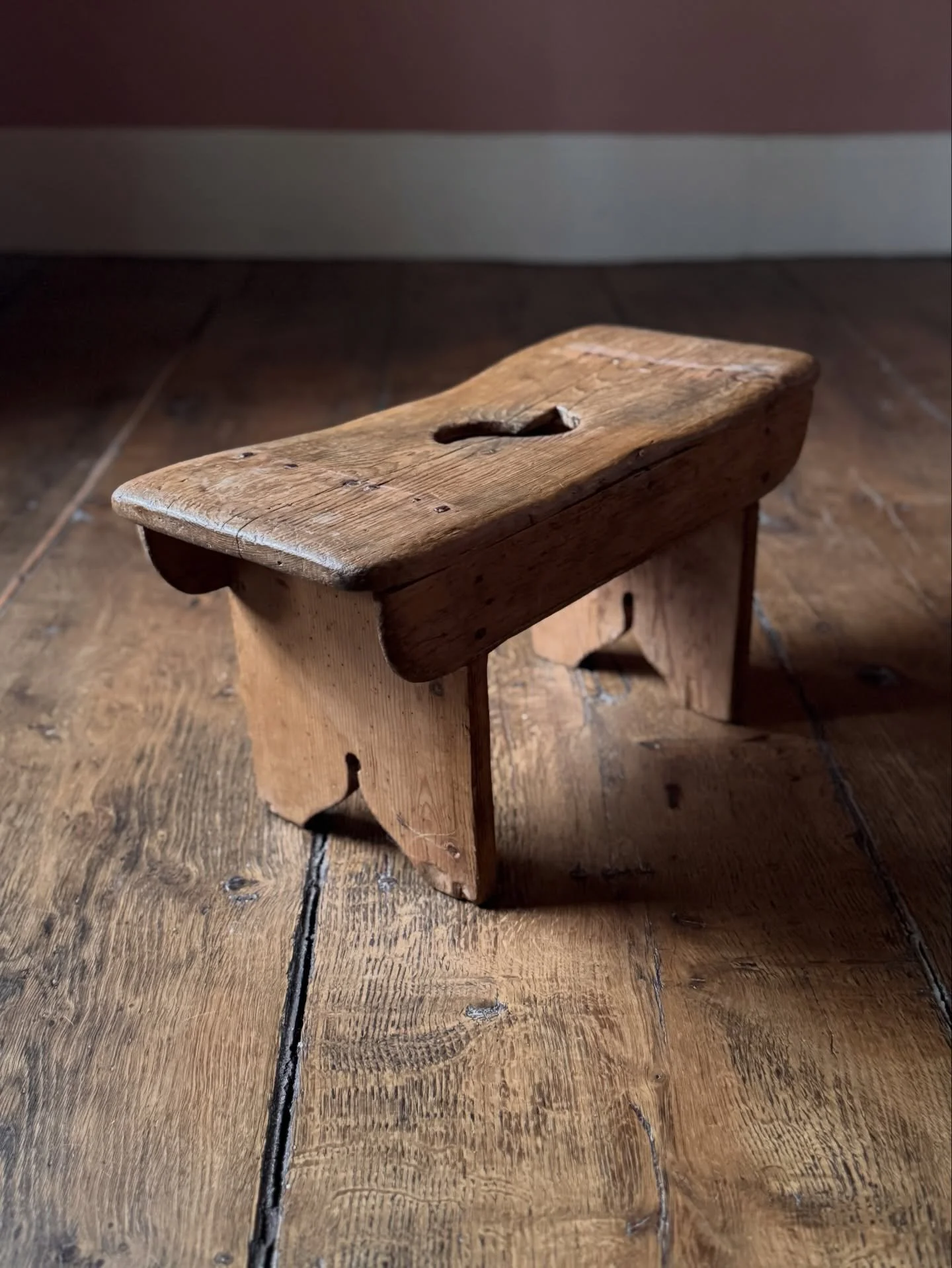 A lovely and useful 19th Century pine stool, with a decorative hole carved out of the top for carrying. A really nice example.

Height 25 cm
Width 49 cm
Depth 22 cm

Now available to purchase on the website via recent acquisitions link in bio