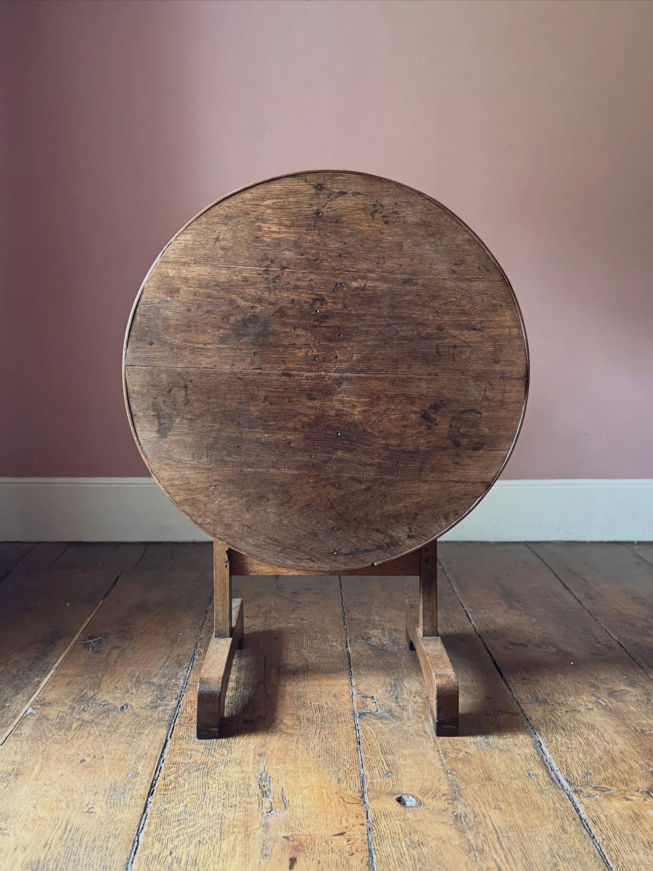A good 19th Century French oak vendange table. Vendange tables were once common in vineyards, used by by workers during the harvest to have lunch and a glass or several of wine. Between uses they folded them up for easy transport and storage. Lovely 