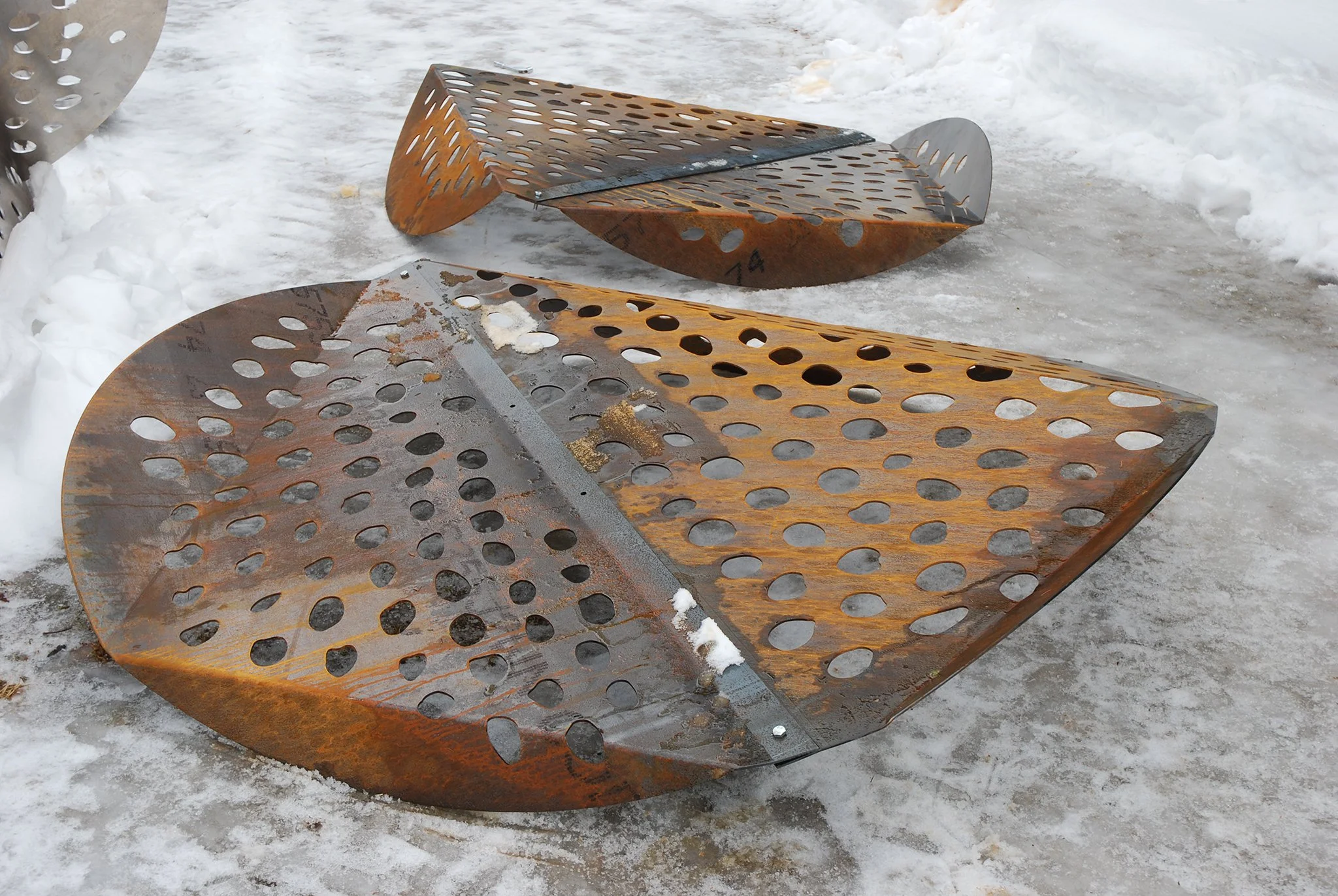 2015_Faltungen/Struktur, Durchmesser 175 x 30 cm, Schwarzstahl perforiert und gefaltet