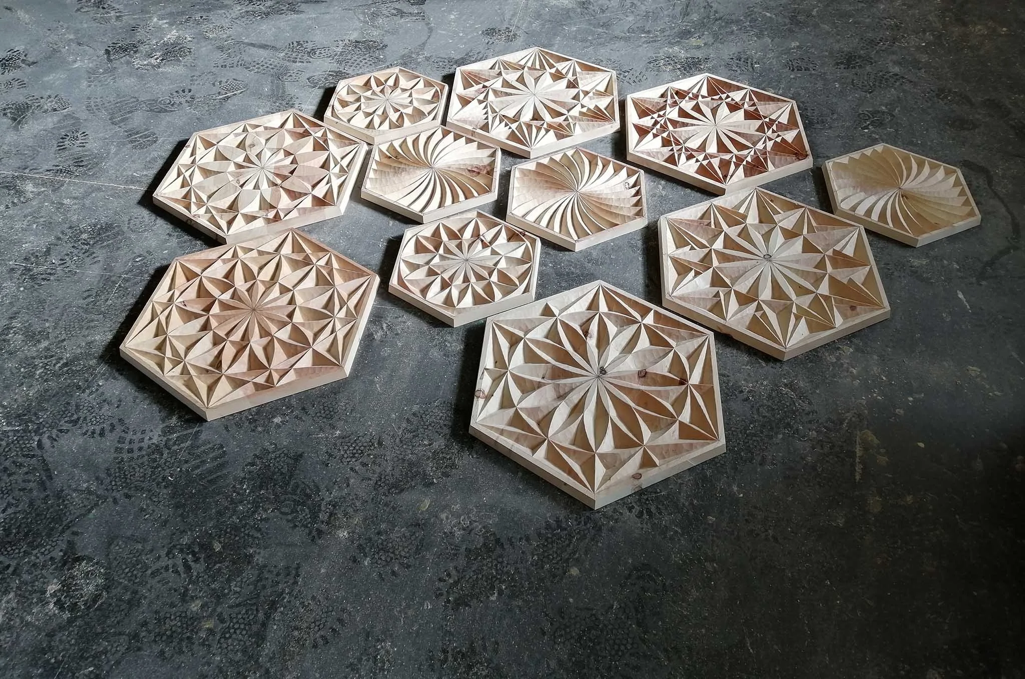 2019_Rosetten, Durchmesser zwischen 40 und 60 cm, Zirbenholz geschnitzt