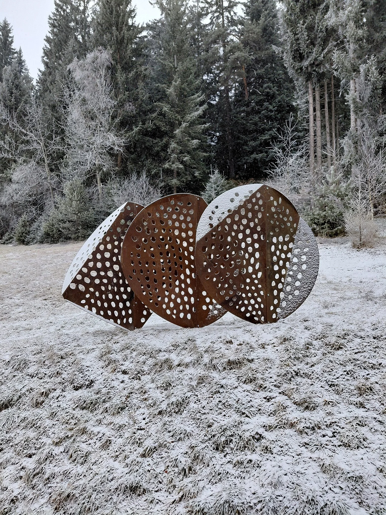 2025_Drei Faltungen vertikal, Durchmesser 175 x 30 cm, Schwarzstahl perforiert und gefaltet 