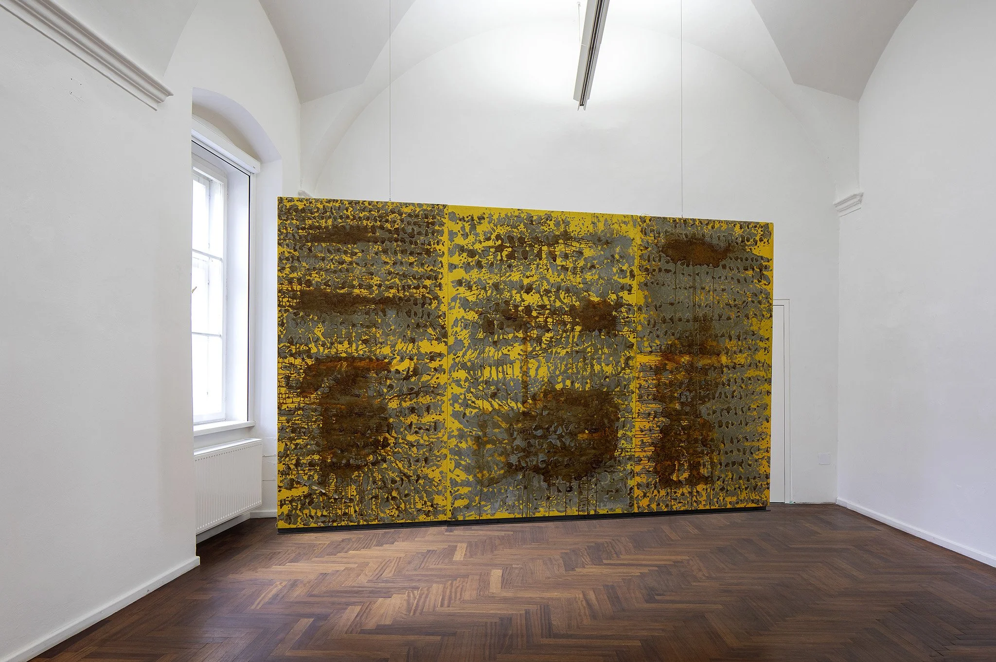 1987-1989_Steinbild VERA ICON, Tropfen blutend, Triptychon, dreiteilig 316 x 195 cm, Öl auf Jute, KULTUMuseum Graz, Graz