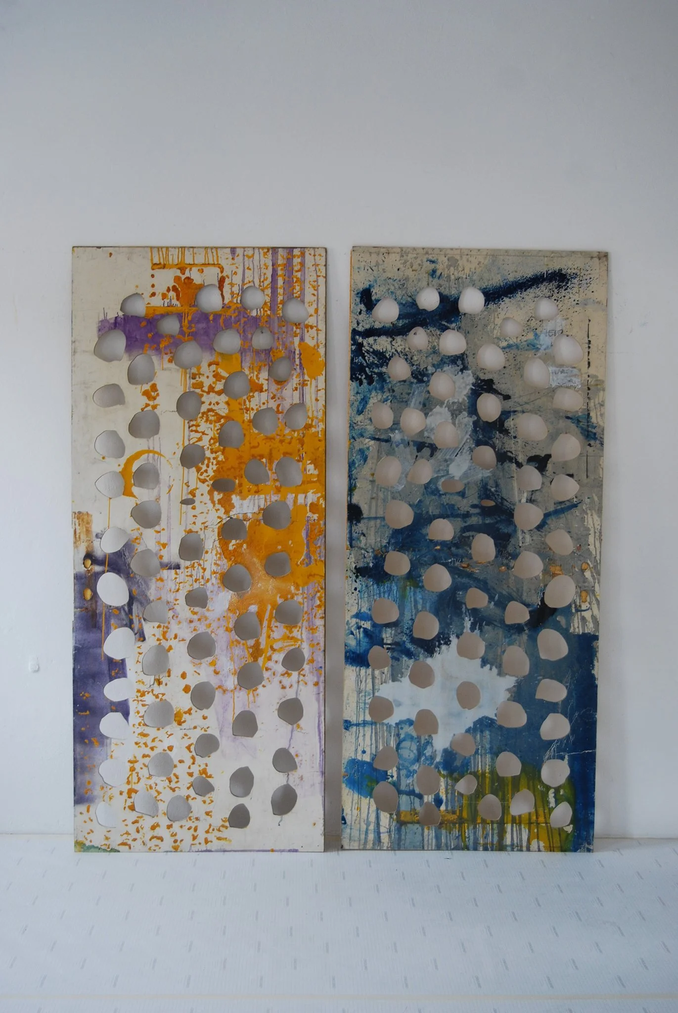 2009_Türen/Diptychon, zweiteilig, jeweils 200 x 90 cm, Mischtechnik auf perforierten Türblättern