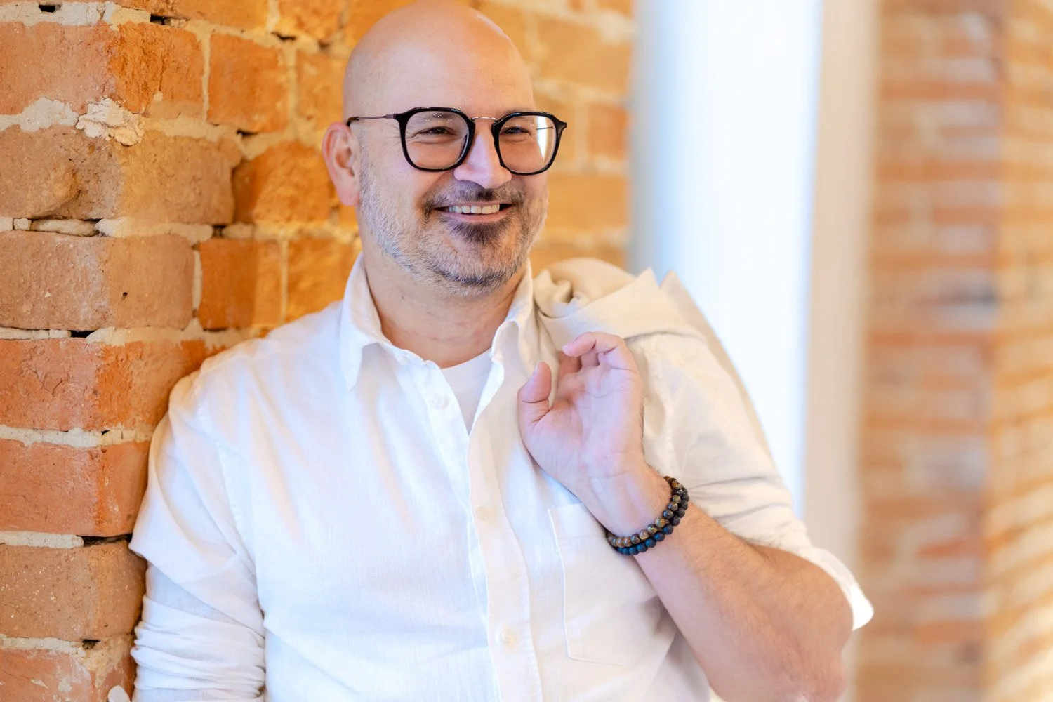 Bastian Bohlender von Evermore Moments als freier Trauredner und Pastor der Freikirchen. Freie Traungen auch kirchlich möglich.