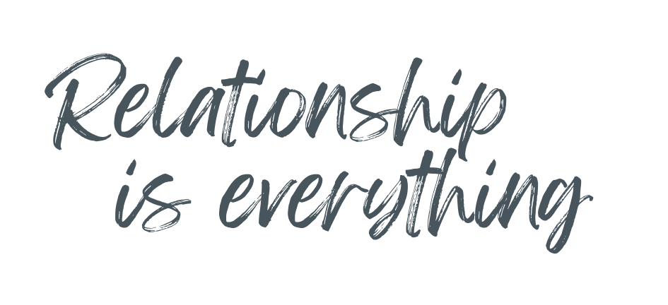 Der Spruch 'Relationship is everything' in einer modernen, geschwungenen Schrift auf schwarzem Hintergrund.
