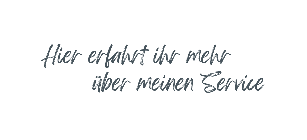 Schwarzer Hintergrund mit grauem, handgeschrieben wirkendem Text 'Hier erfahrt ihr mehr über meinen Service'.