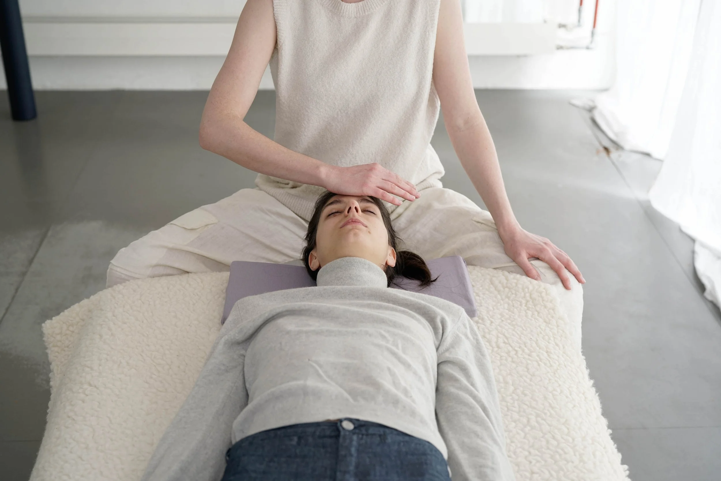 Feldenkrais Studio Zürich in der Nähe von Bahnhof Enge. Diplomierte und SFV zertifizierte Feldenkrais Therapeutin Nora Z'Brun. Einzelbehandlungen Funktionale Integration anerkannt bei Krankenkassen in der Zusatzversicherung für Komplementär-Therapie.