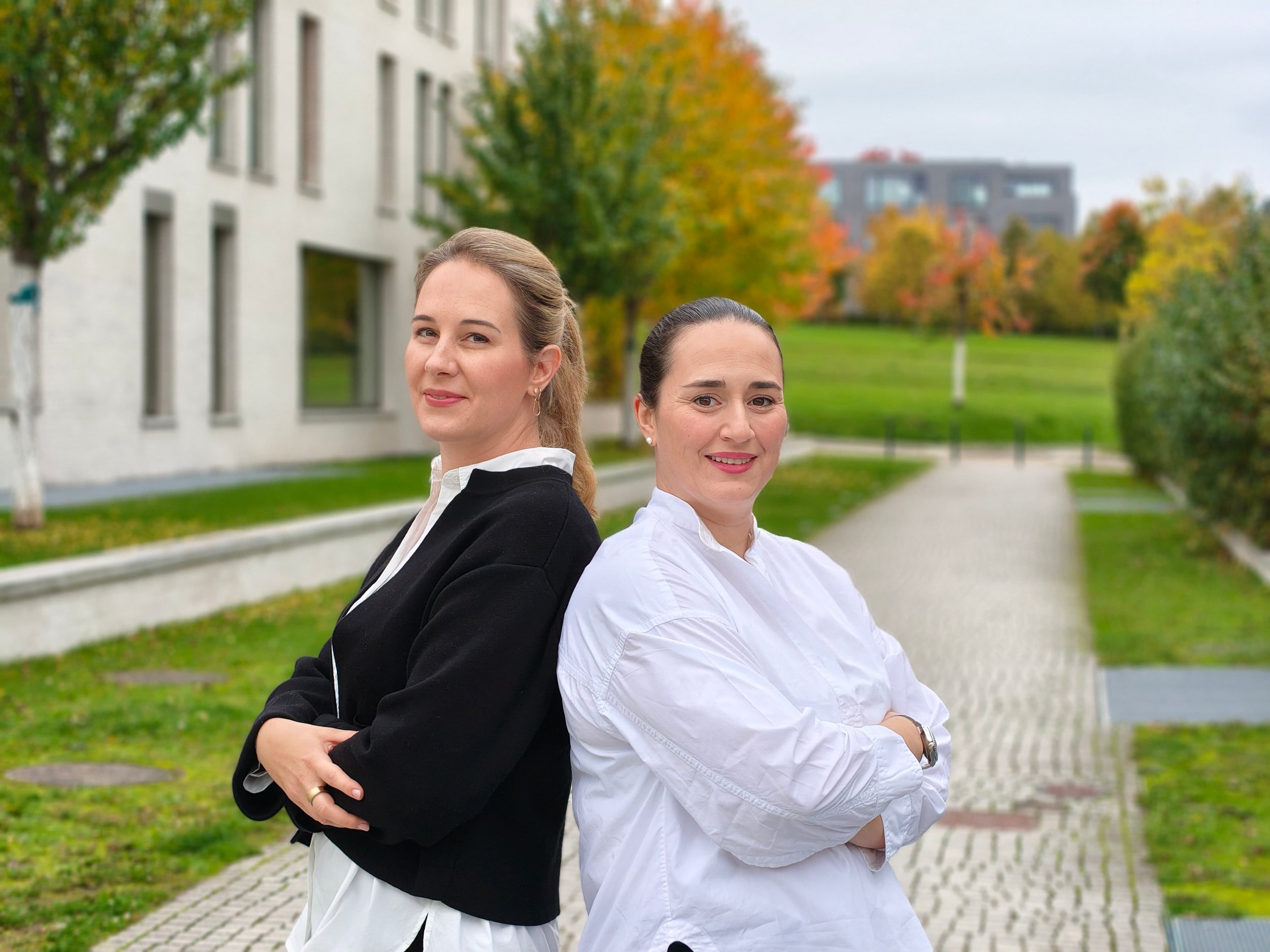 Das Team von Verovia Immobilienmanagement steht Rücken an Rücken im Park – Symbol für Vertrauen, Partnerschaft und moderne Hausverwaltung in Stuttgart