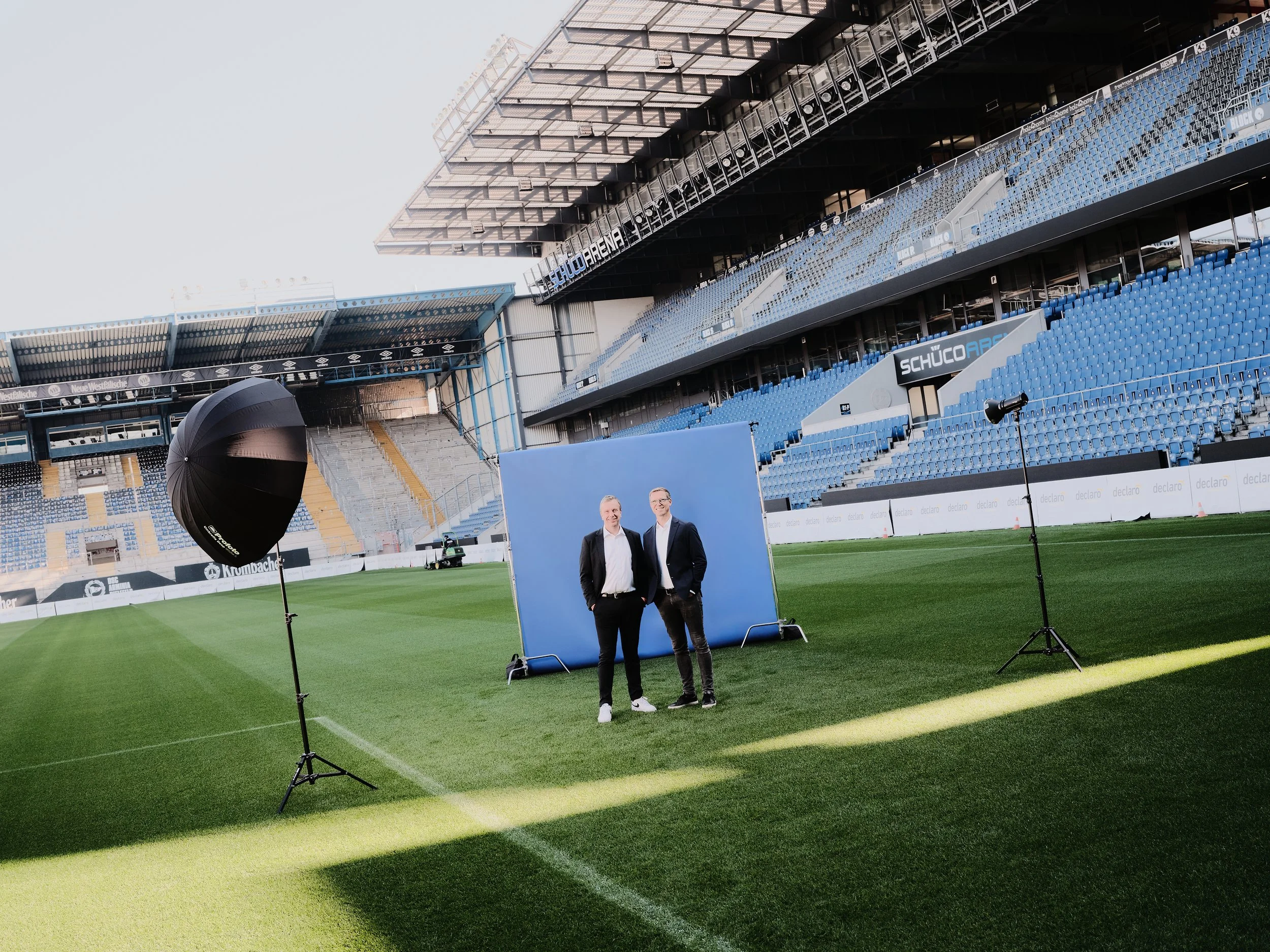Geschäftsführung Arminia Bielefeld – DFL Bundesliga Magazin
 | 

Kaufmännischer Geschäftsführer Christoph Worthmann und Geschäftsführer Sport Michael Mutzel posieren auf der Rasenfläche im Stadion. 