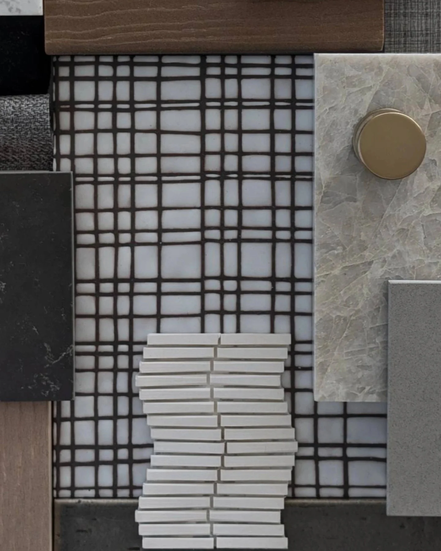 Vários tipos de revestimentos e materiais de acabamento, incluindo mármore, cerâmica, concreto e madeira, organizados sobre uma superfície de mosaico de quadrados pretos e brancos.