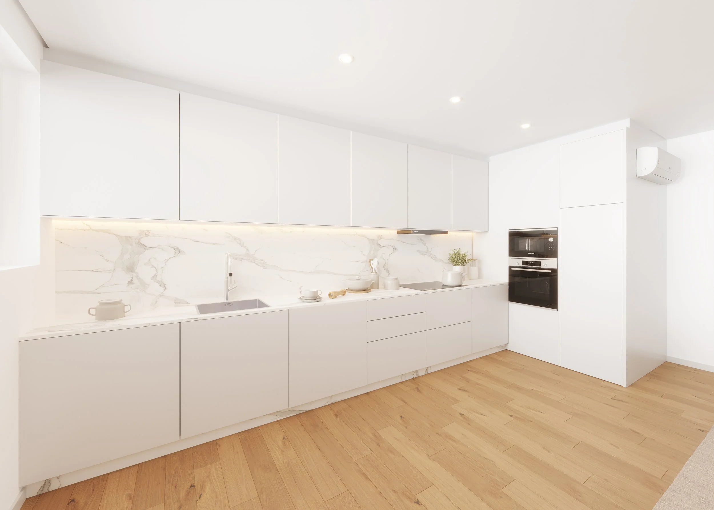Cozinha moderna com armários brancos de portas lisas, bancada de mármore com veios cinza, pia de aço inox, eletrodomésticos embutidos e piso de madeira clara.
