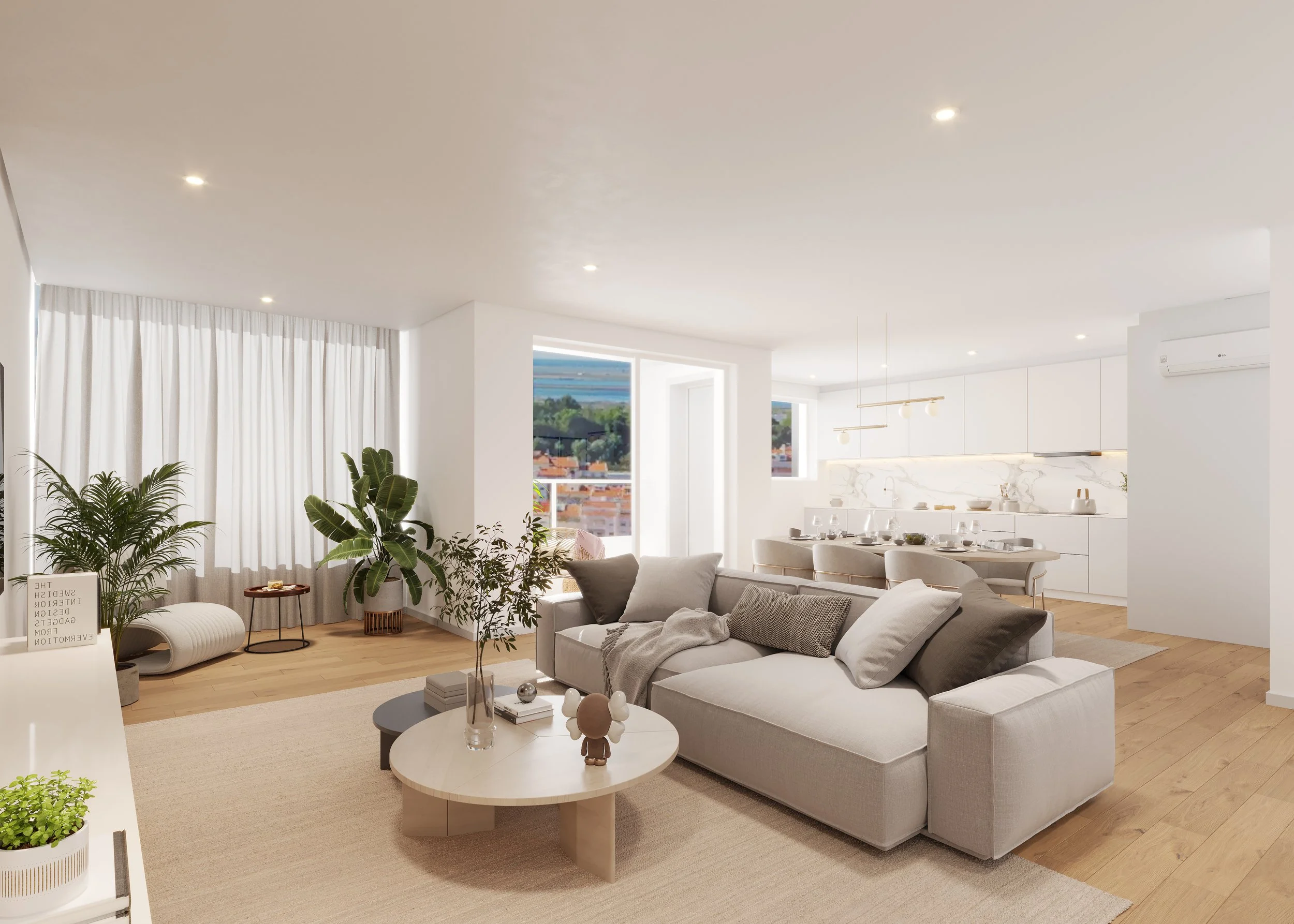Sala de estar moderna com sofá cinza, mesa de centro, plantas verdes, cortinas brancas e janelas com vista para cidade.