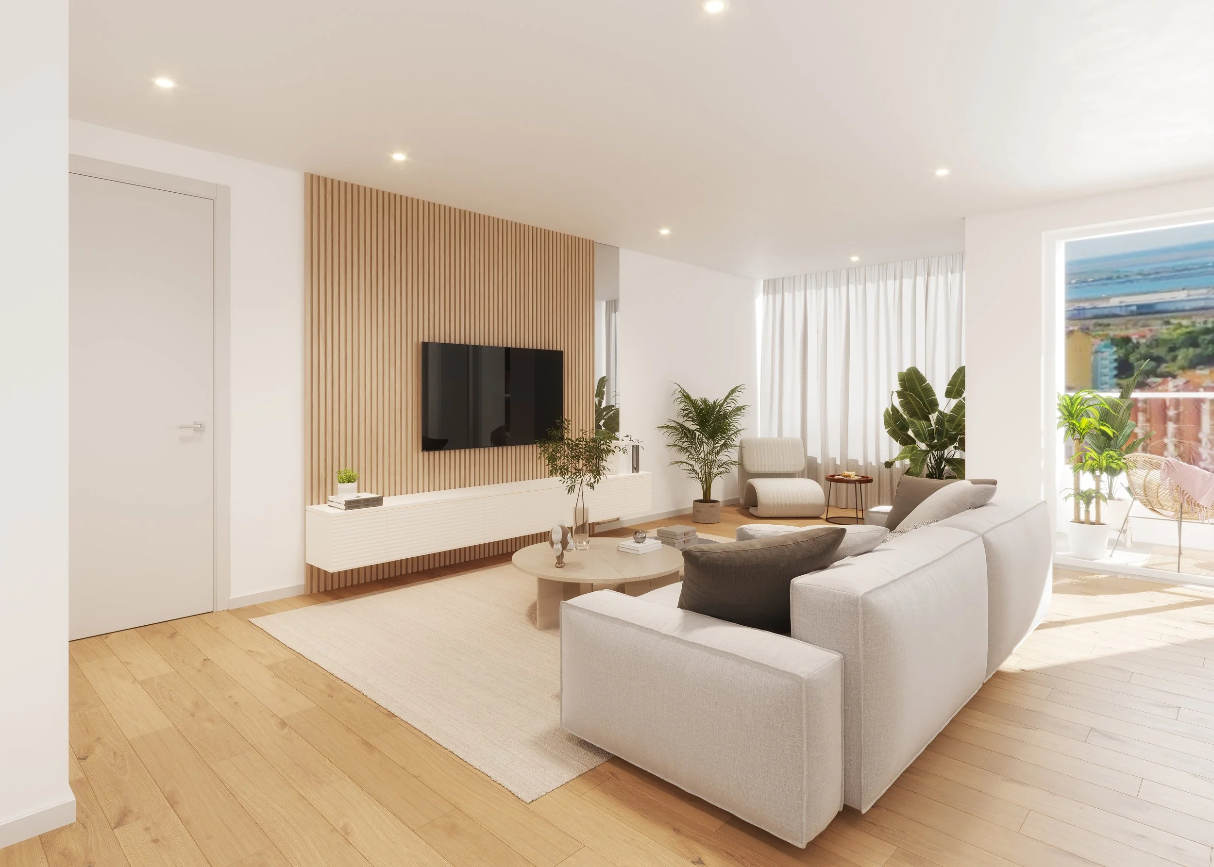 Sala de estar moderna com sofá branco, poltronas cinza, mesa de centro de madeira, televisão na parede com painel de madeira e plantas ornamentais perto das janelas com cortinas brancas.