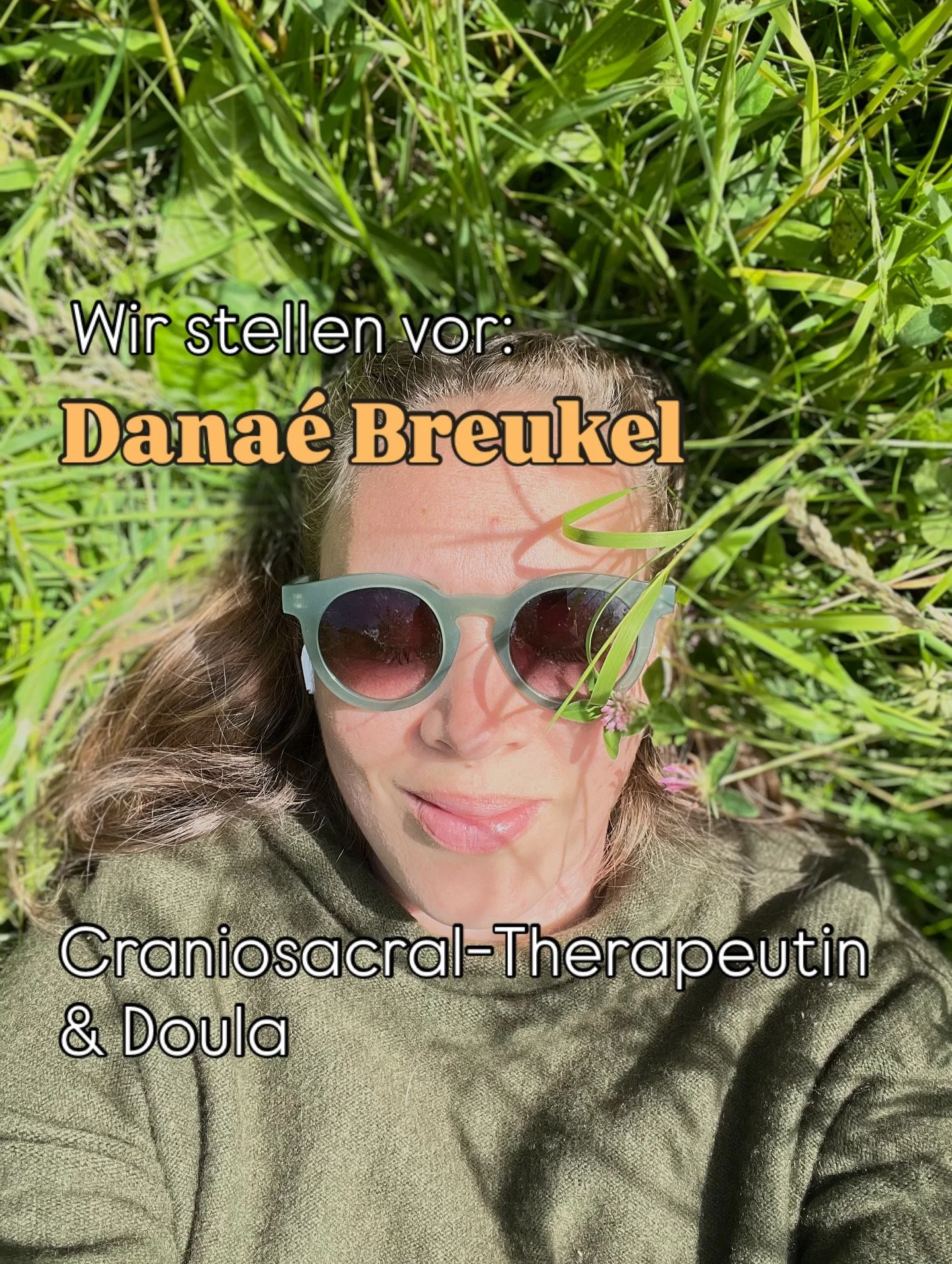 Danaé Breukel arbeitet als Craniosacral-Therapeutin und Doula in der Somana-Praxis. Sie begleitet Frauen* auf ihrem ganz persönlichen Weg – traumasensibel, individuell und mit viel Raum für das, was gerade in ihnen lebendig ist