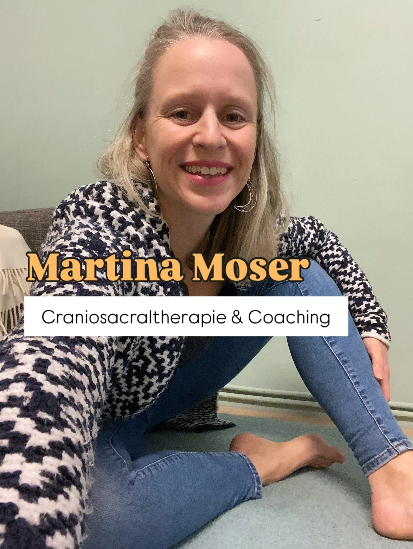 Martina Moser begleitet in der Praxis Somana Frauen*, Kinder & Teenager mit Craniosacraltherapie und körperzentriertem Coaching durch Übergänge, Erschöpfung und innere Neuorientierung. Ihr Fokus liegt dabei auf Nervensystem-Re