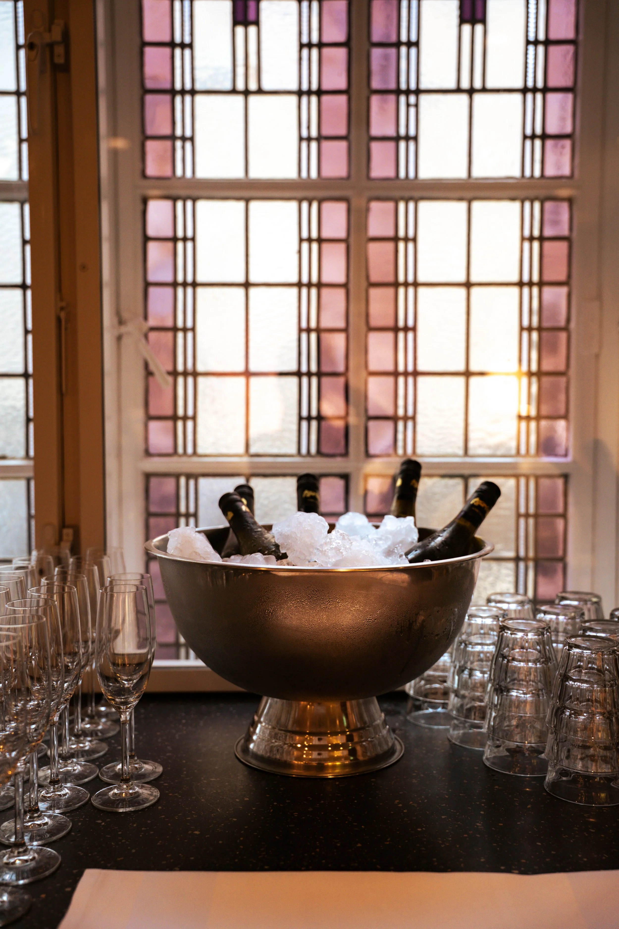 Ambassade Invites, Hotel Ambassade