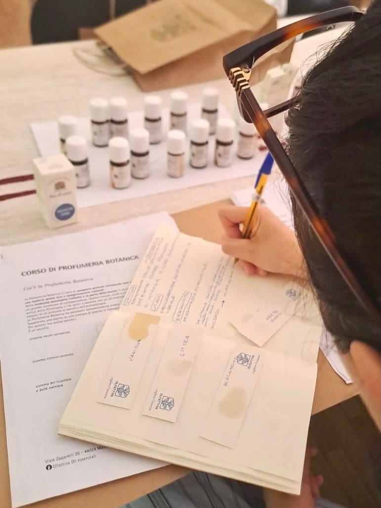 Ieri si &egrave; concluso un altro Workshop di Profumeria Botanica con Barbara Pozzi, aromaterapeuta e naso di @olfattiva 

Un momento di esplorazione e di studio rispetto al Profumo Naturale: insieme abbiamo realizzato una distillazione, imparato ad