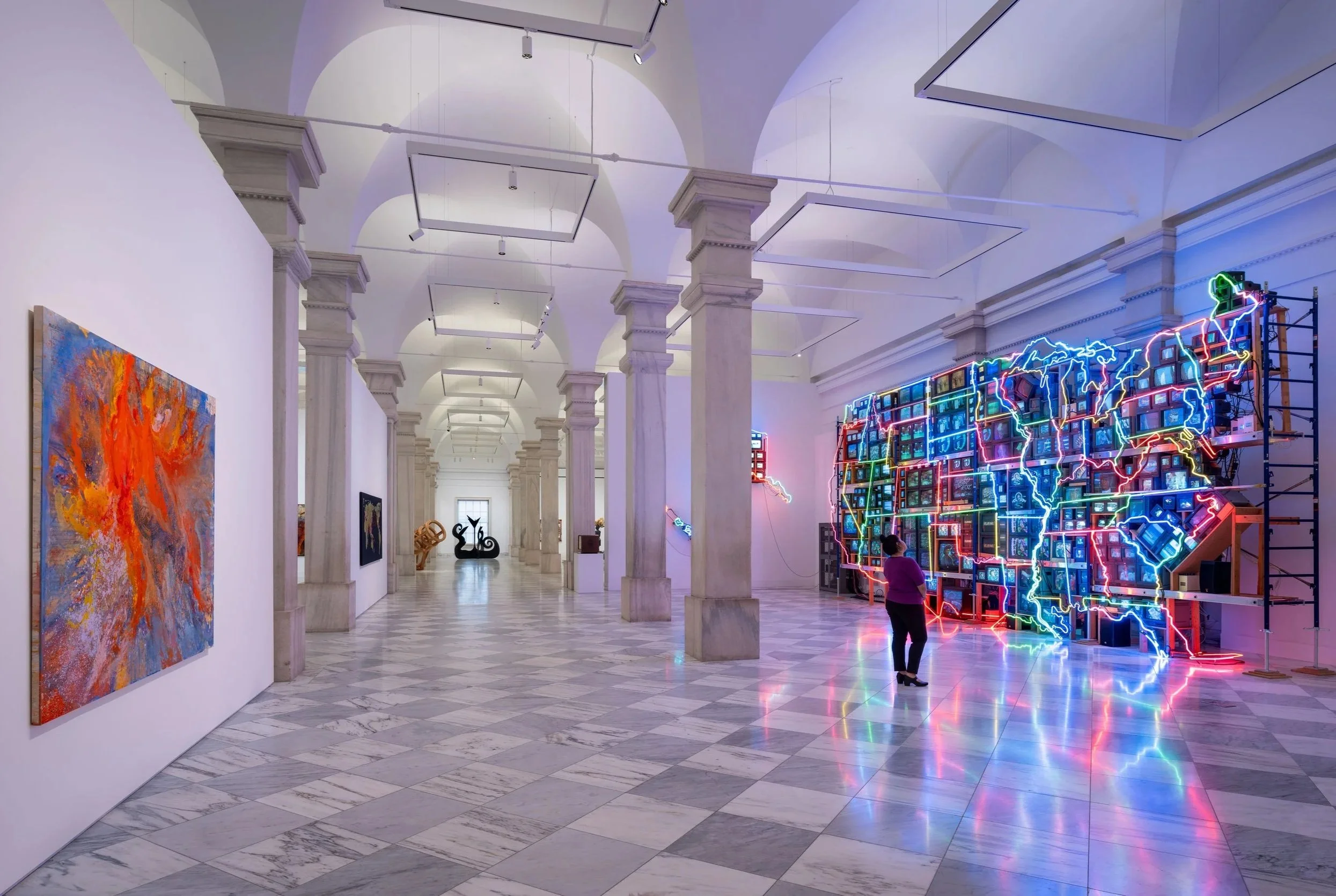 (right) Nam June Paik, "Electronic Superhighway: Continental U.S., Alaska, Hawaii" (1995) / Smithsonian American Art Museum, Washington, DC