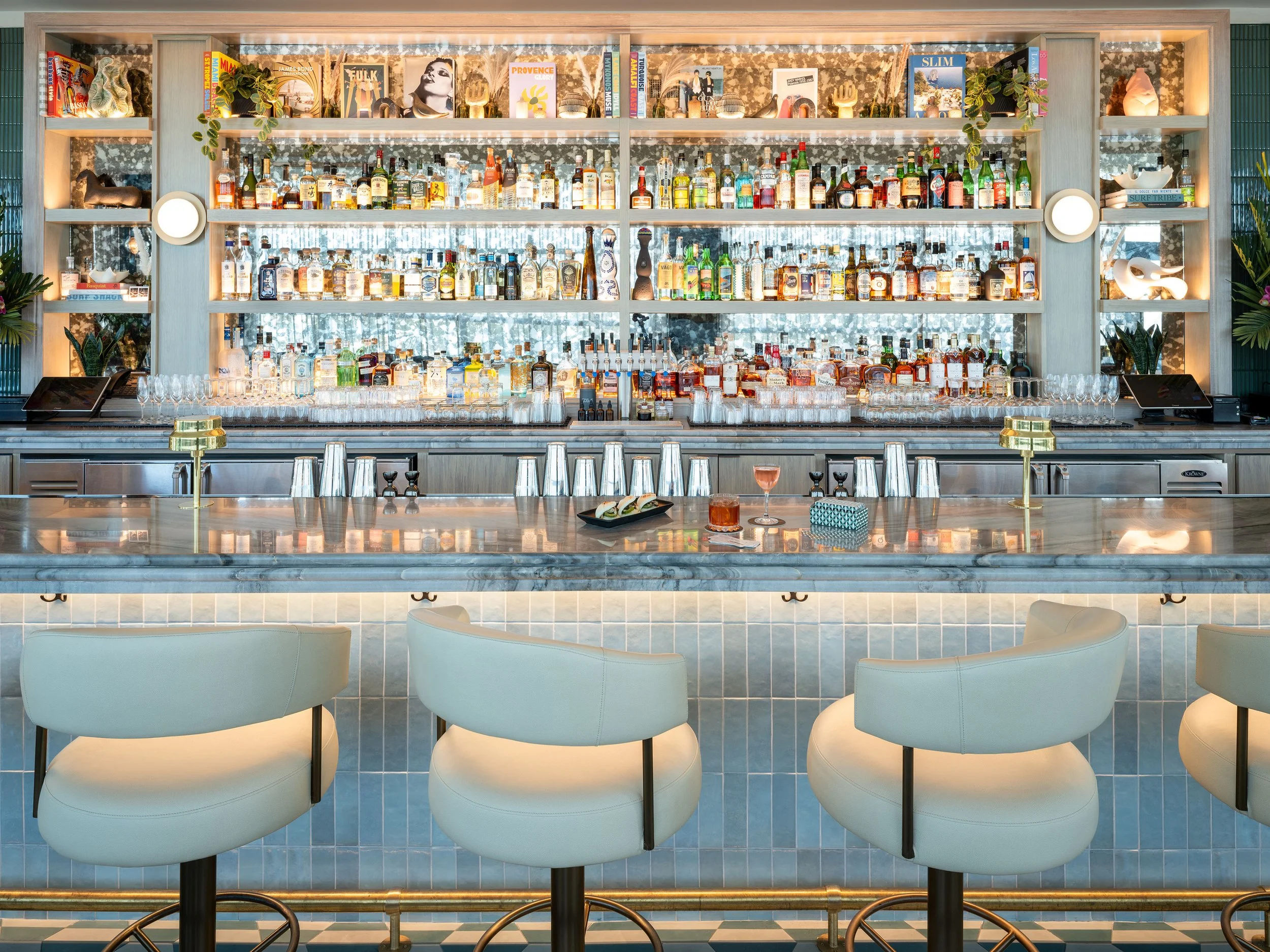 Sparrow Rooftop at Moxy Hotel St. Petersburg Downtown / Wurzak Group