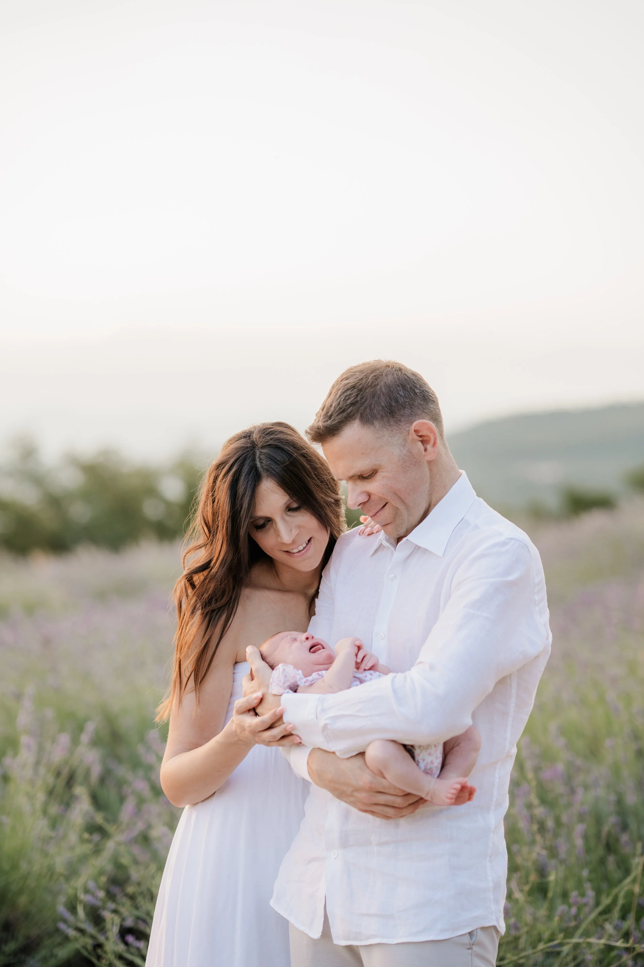 Un servizio fotografico di famiglia in un campo di lavanda