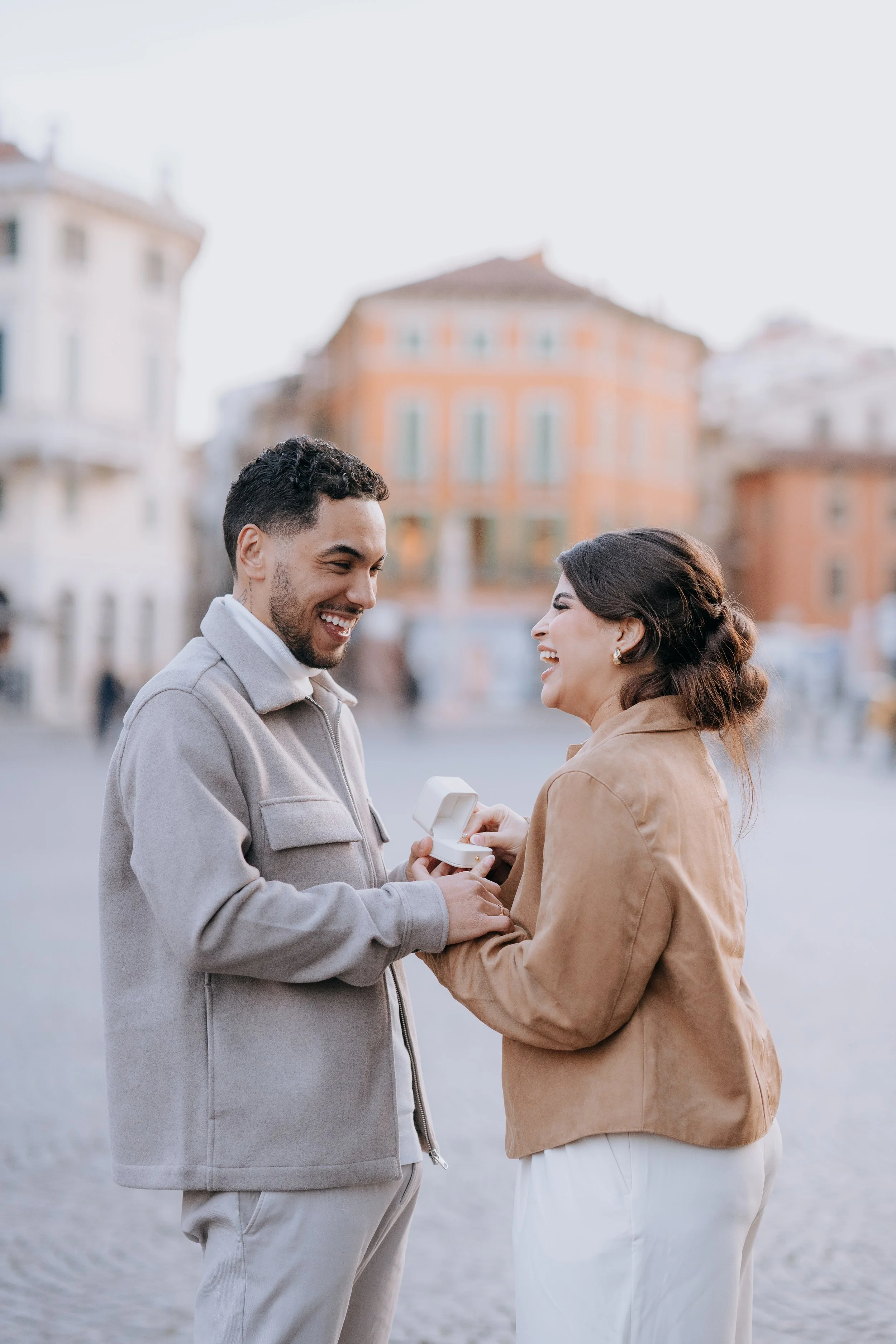 Una proposta di matrimonio all’alba davanti all’Arena: la magia di Beatriz ed Erik a Verona