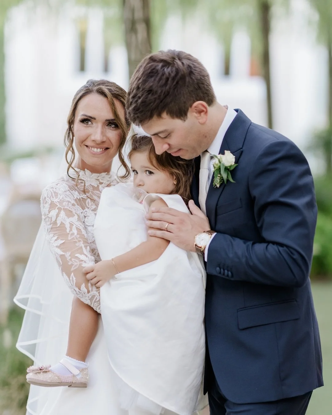 Non scegliete un fotografo. Scegliete il racconto che vorrete rivivere, per sempre.
&bull;
Oggi la fotografia di matrimonio si divide in due. C&rsquo;&egrave; chi cerca lo scatto editoriale perfetto, quello che esalta l'abito e l'allestimento, ma a v