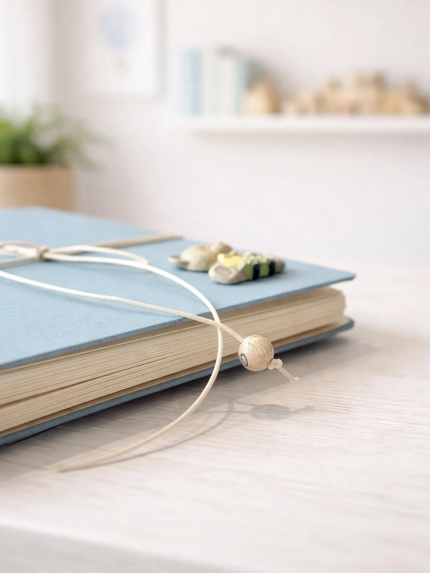 Quello che conta ha bisogno di carta. &bull; Negli anni ho pubblicato tante fotografie.
Molto meno ho parlato di quello che succede dopo.
Realizzo album artigianali, fatti a mano, in collaborazione con @faservice_srl e @legatoria_artigianale_bertilla