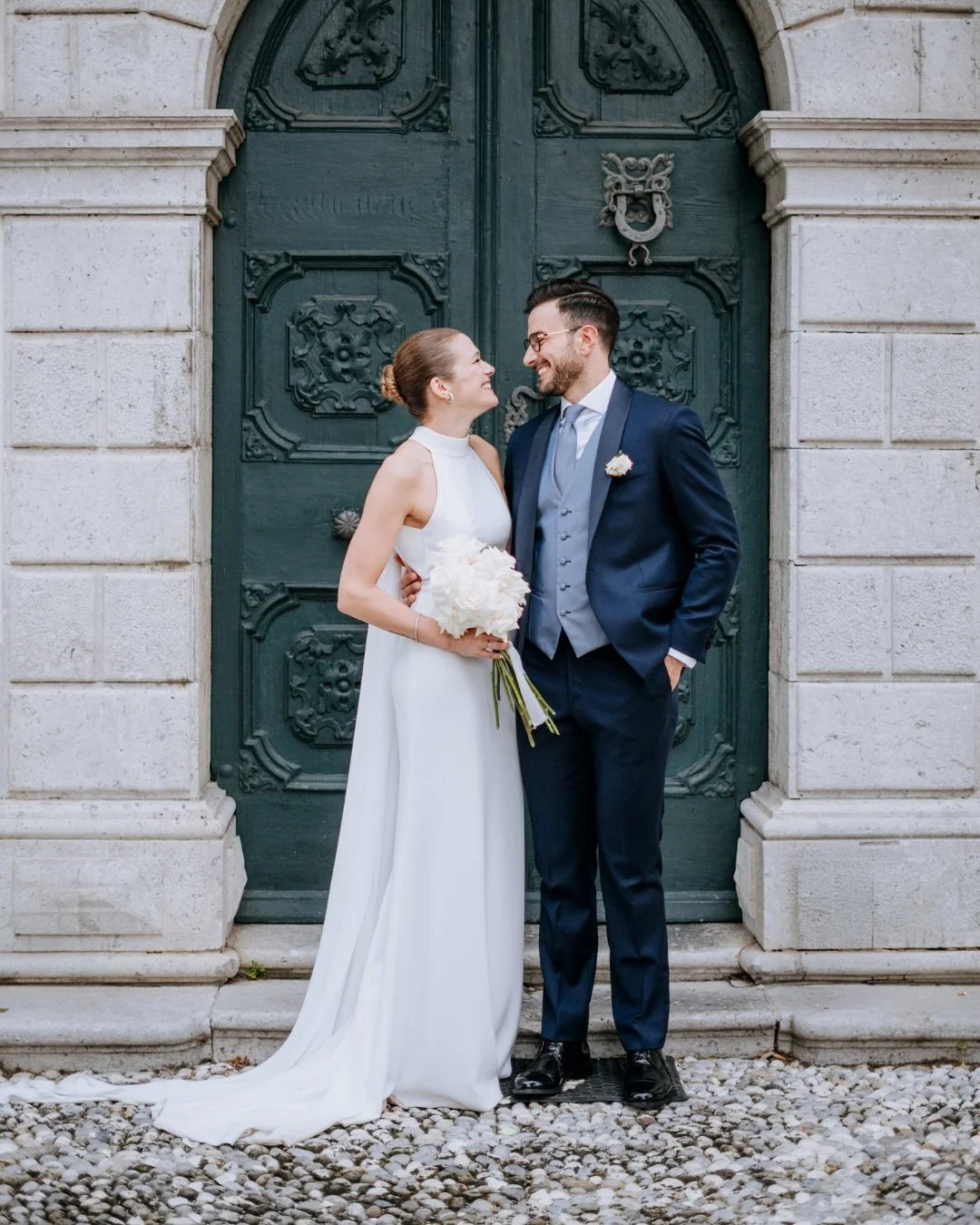 Ci sono giornate che iniziano con il temporale e alzando gli occhi al cielo pensi che sar&agrave; una giornata tutta in salita, ma poi basta un gesto e capisci che non sar&agrave; il meteo a raccontare una storia.
Il matrimonio di Alice e Sergio a Vi