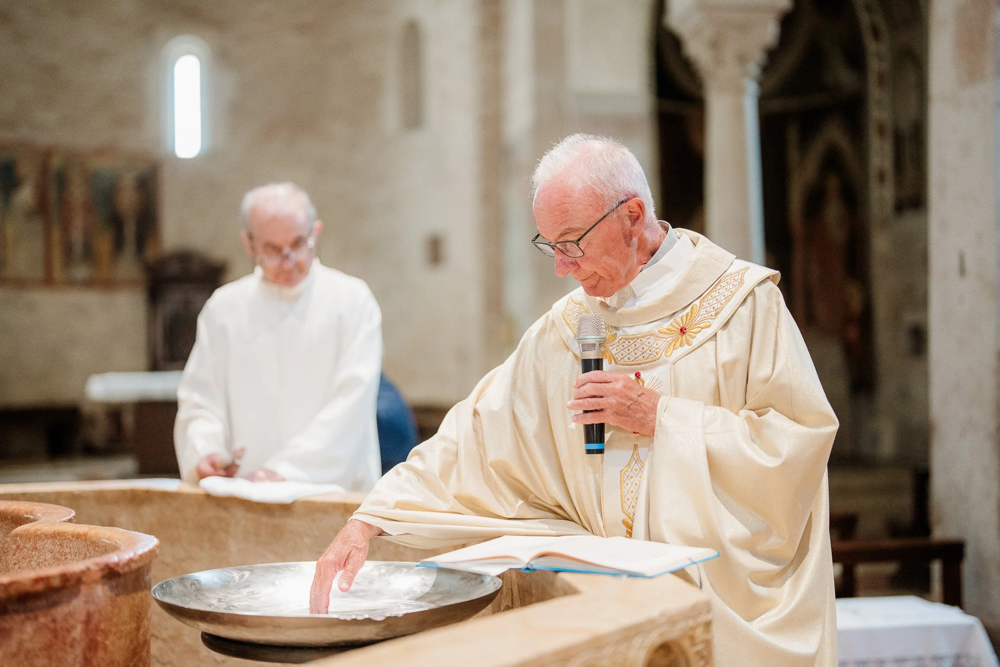 battesimo-duomo-verona-benedizione-acqua.jpg