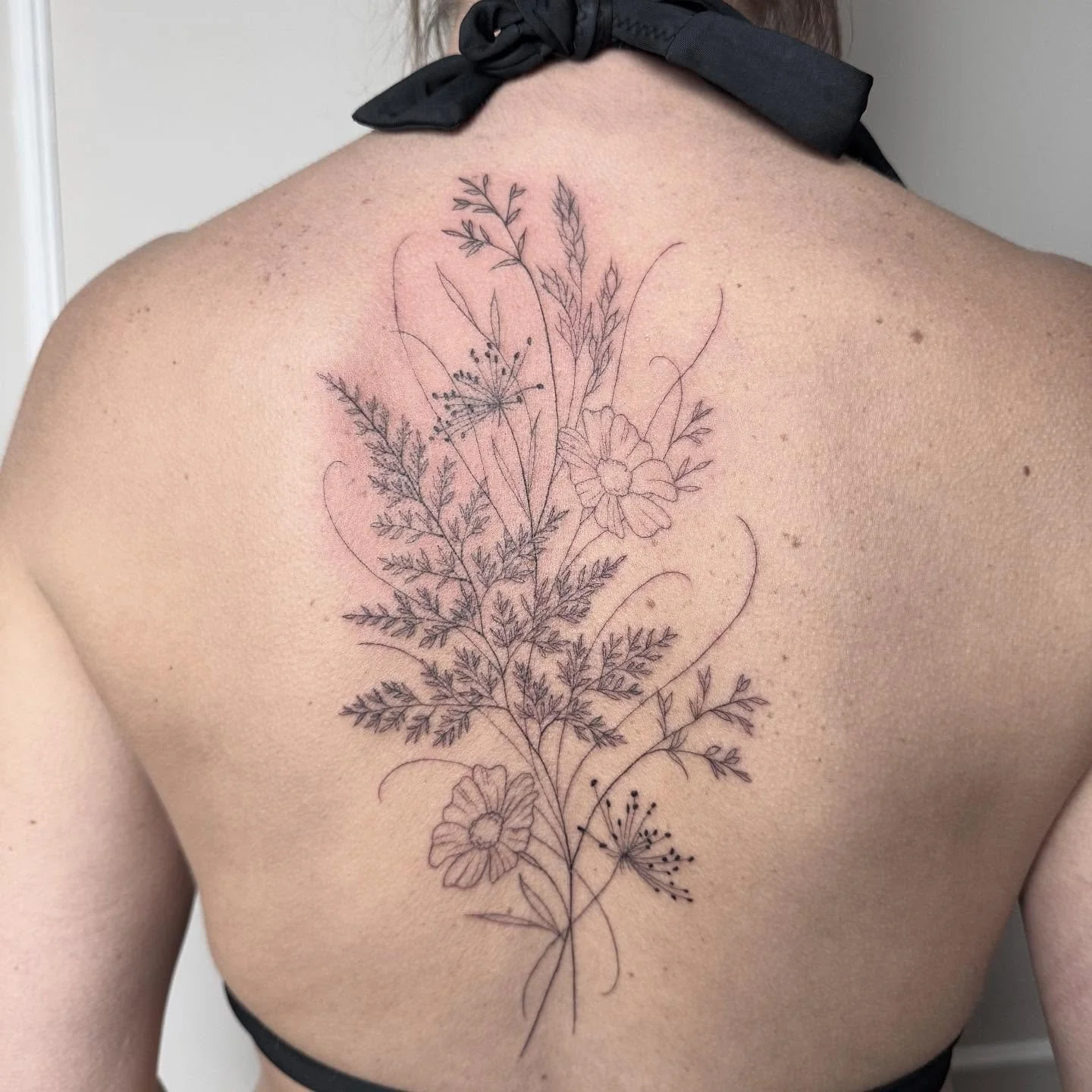 For the maker of kebabs, dweller of trailers,  master of rolling filling into flatbread- 

the amazing Justa from @thebigkebabski 🫶🏻💗 

So happy to finally do this for you!!! It was weird seeing your legs. 

#tattoo #floral #botanicaltattoos #bota