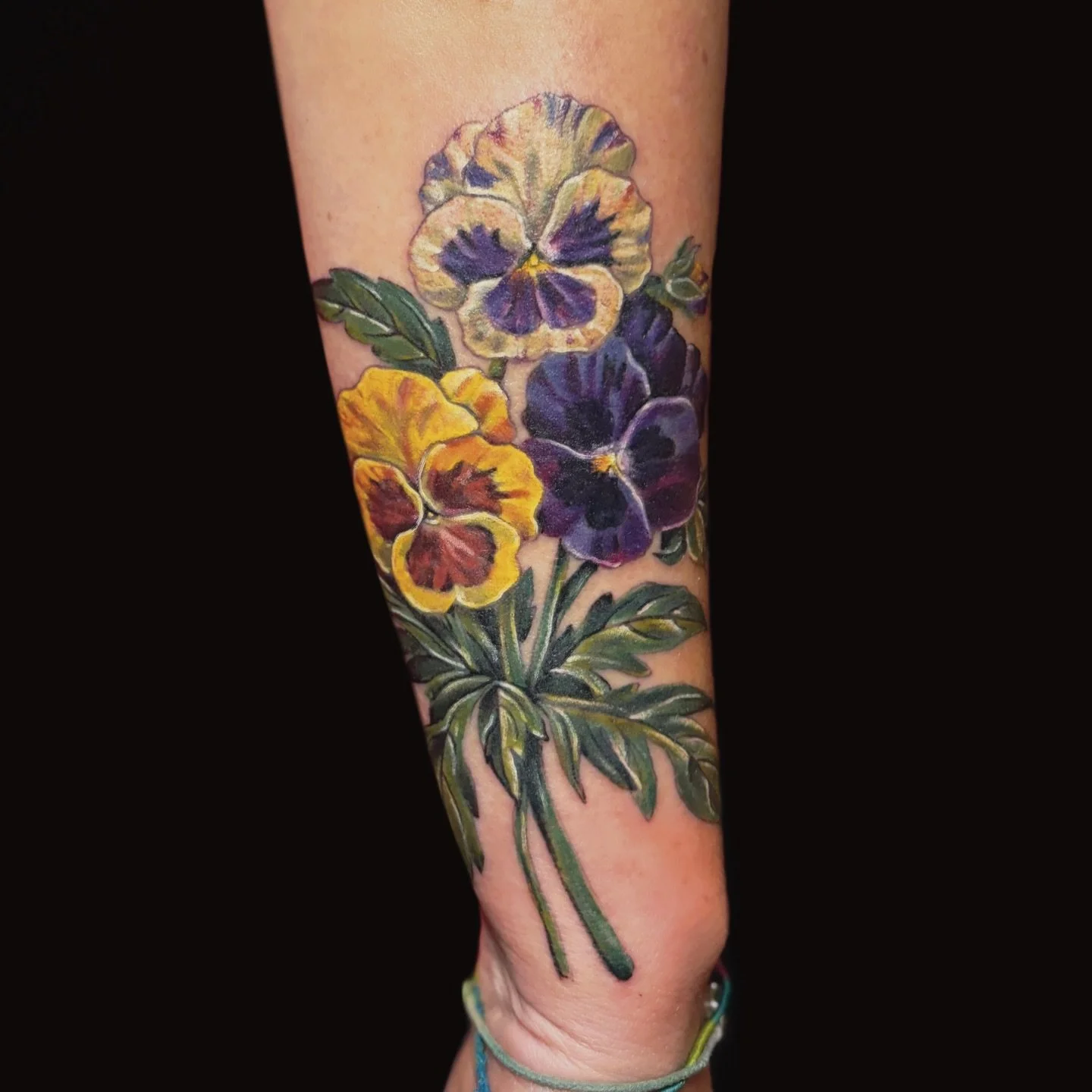 Pansies are one of my favourite flowers, I really loved making these for @knelly334 ✤

More please! DM for bookings ✦☾✦

#pansy #pansies #flowertattoo #floraltattoo #colourtattoo #botanicaltattoo