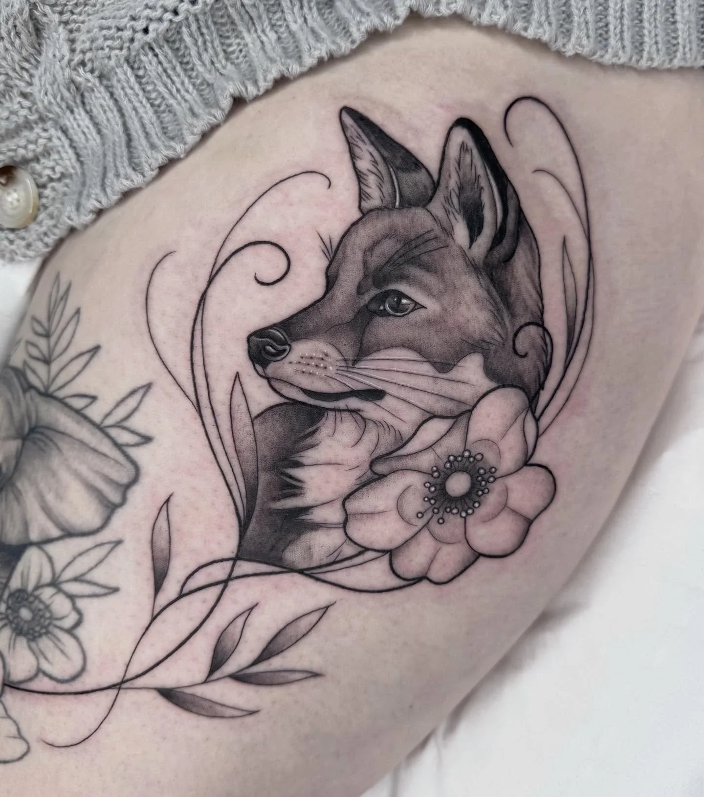 One of my available designs 🥹 thank you so much for giving this a home !!! 💗💗 

#fox #foxtattoo #tattoodesign #ink #linework #femaletattooartists #uktattoo #uktta #femaletattooer #wildlife #animaltattoos #rose #rosetattoo #dogrose