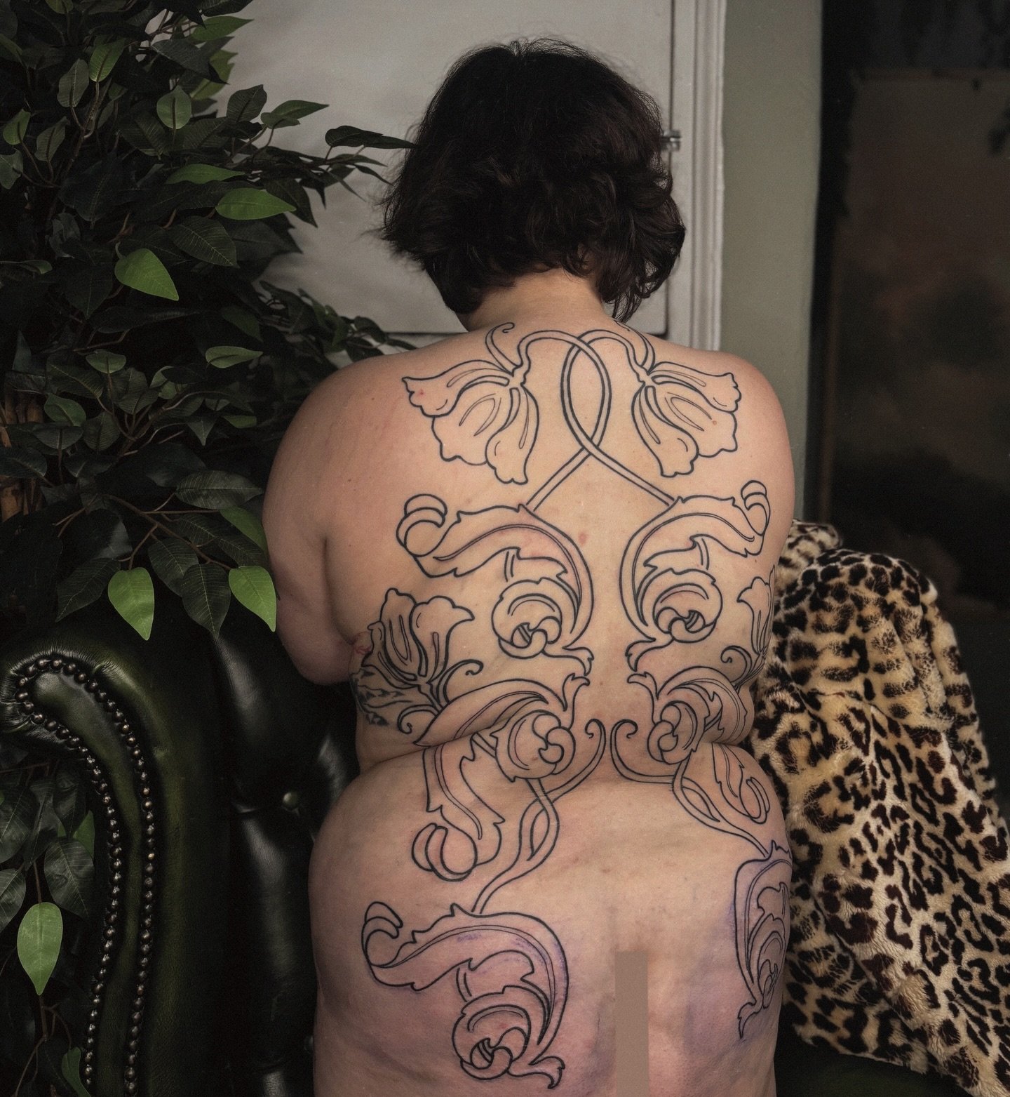 We finished Alice&rsquo;s back piece the other day! Bold line tulips based on some traditional William Morris-inspired tiles from the 19th Century 🌷 

I&rsquo;d love to work on more large scale projects like this, thank you so much @alice.myfanwy ✤ 