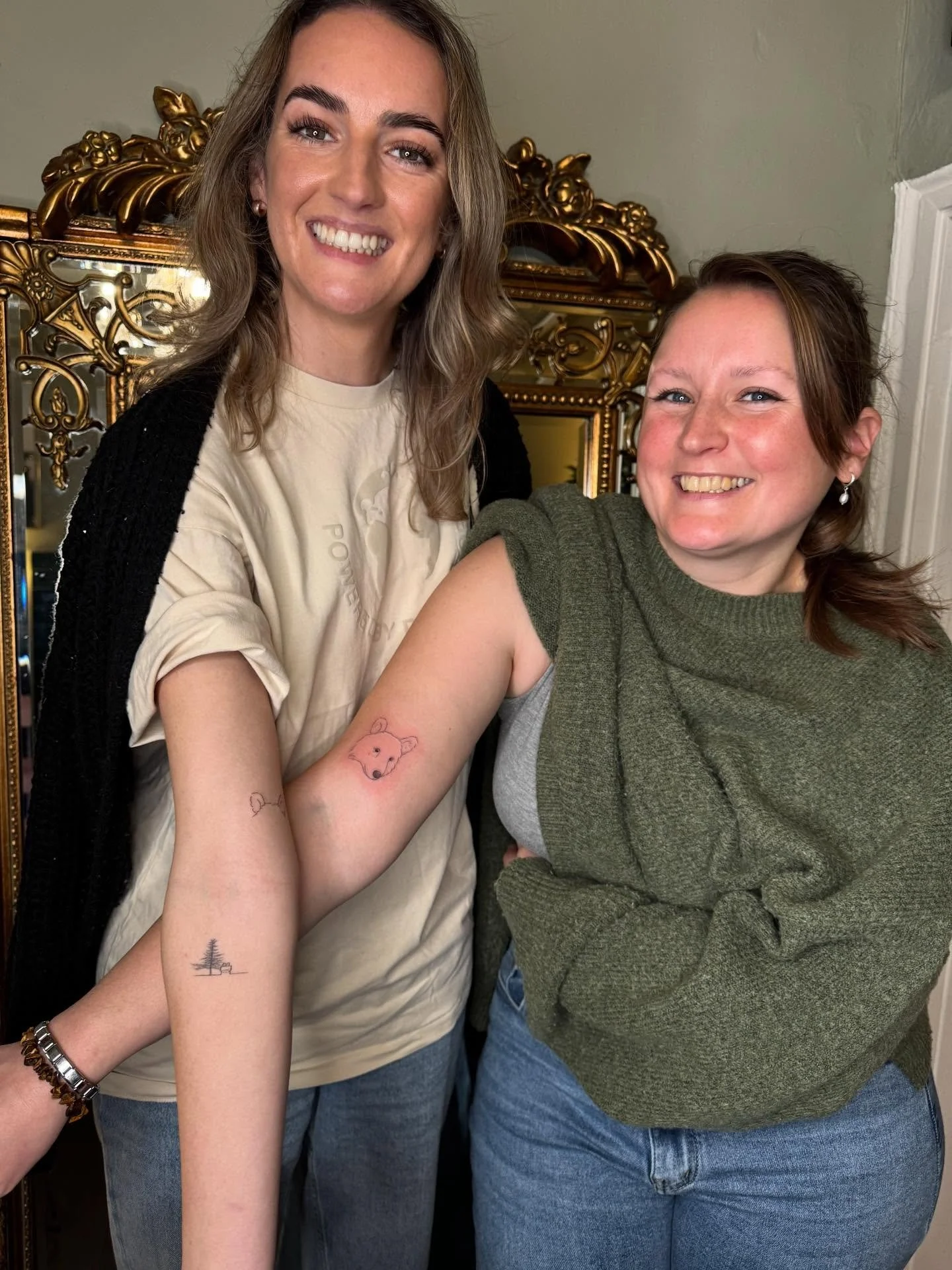 -/ Bearsties 🥹\- sometimes this job is way more about the people and their experiences than &ldquo;just&rdquo; pictures. 
These two absolute cuties came to get a tattoo of a bear they saw together in Romania (and gave me TONNES of travel tips) 
Than