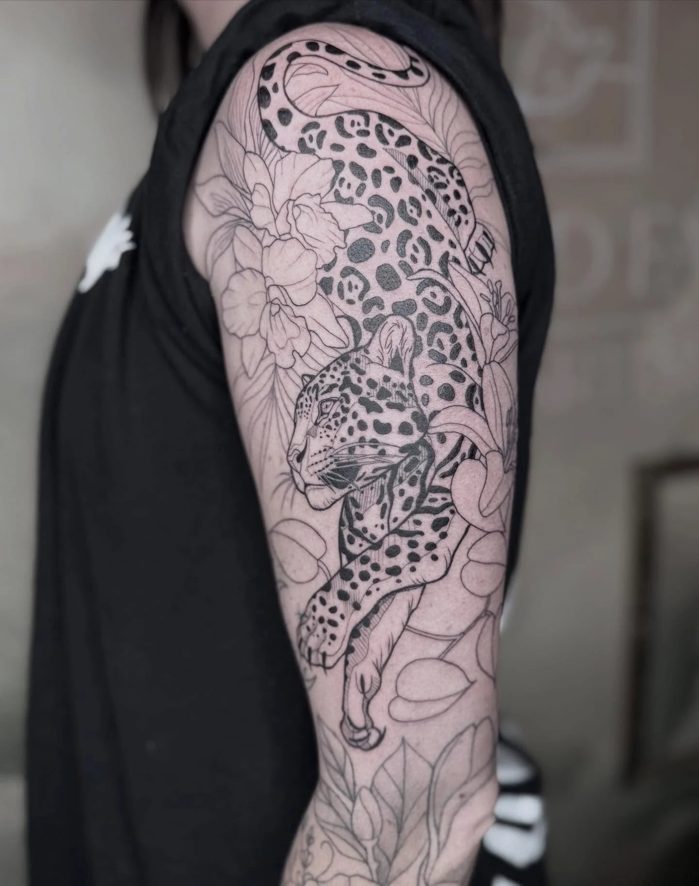 This needed to be on the Grid&hellip; @abbieamilligan is the GOAT. 

Thank you for making my tattoo dreams come true 🥰😘 

#tattoo #femaletattooist #uktattoo #linework #blackworktattoos