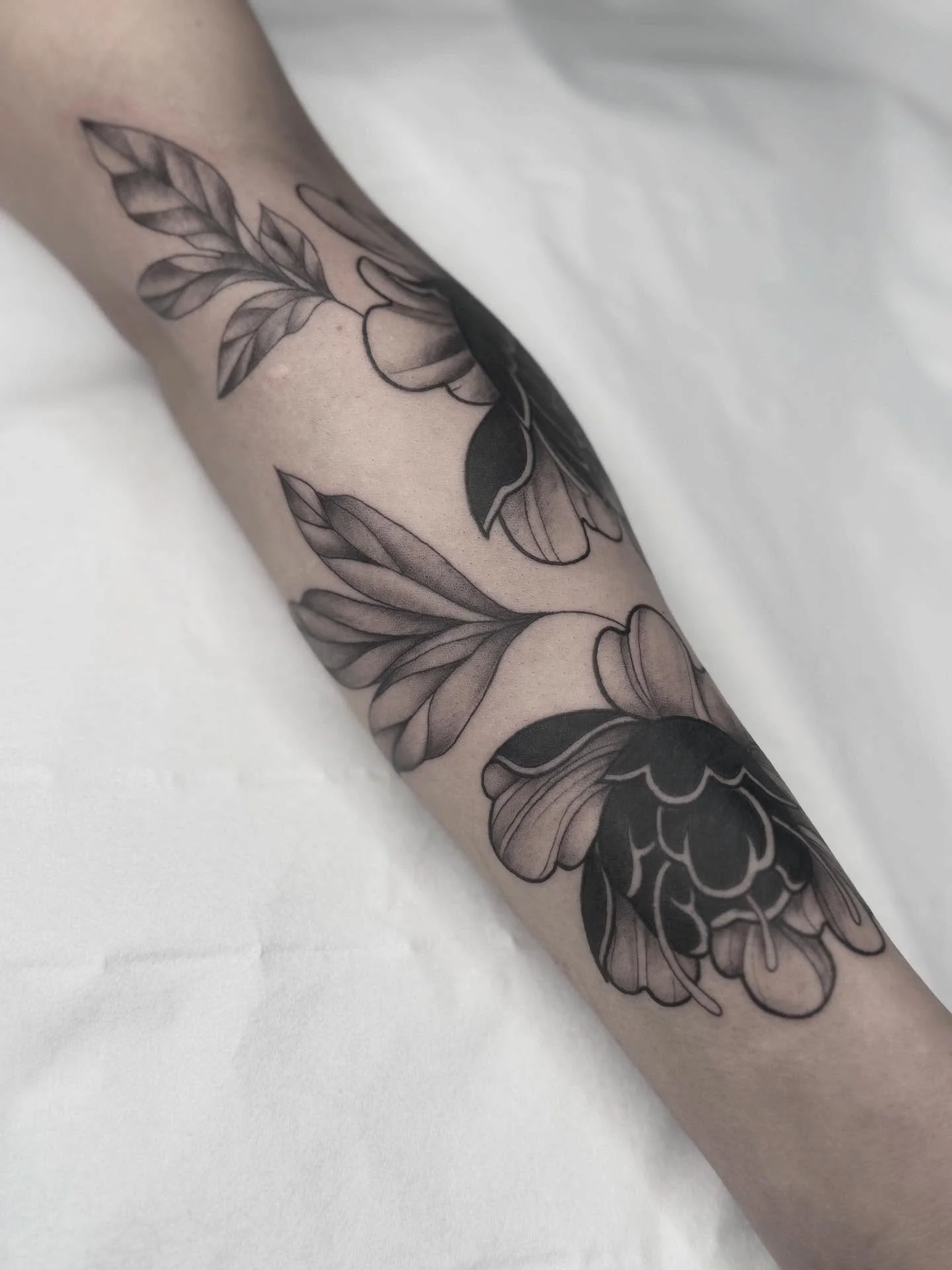 Bye Kyle 👋 

Coverup for the lovely @shonabawor_ 💗 thanks for trusting me with this, it was so much fun for me to do! Done in one day session. 

#femaletattooist #uktattoo #floraltattoos #coverup #blackworktattoo