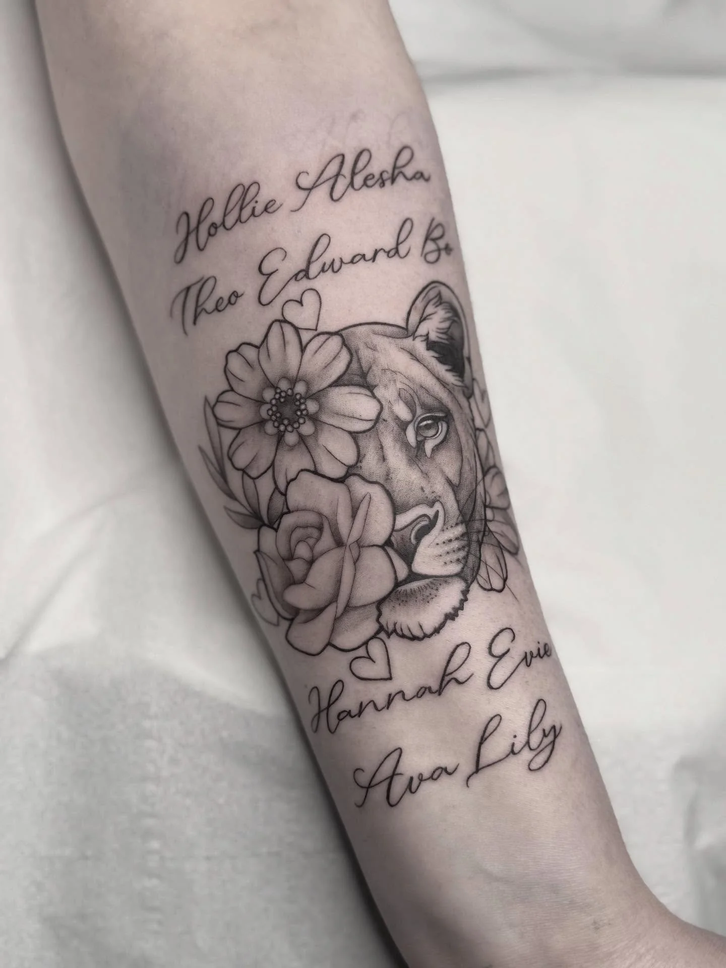 Productive day at the office today 💗🫶🏻 

Thank you for all the trust, you wonderful lot. 

#tattoo #prettytattoos #girlytattoo #linework #femaletattooer