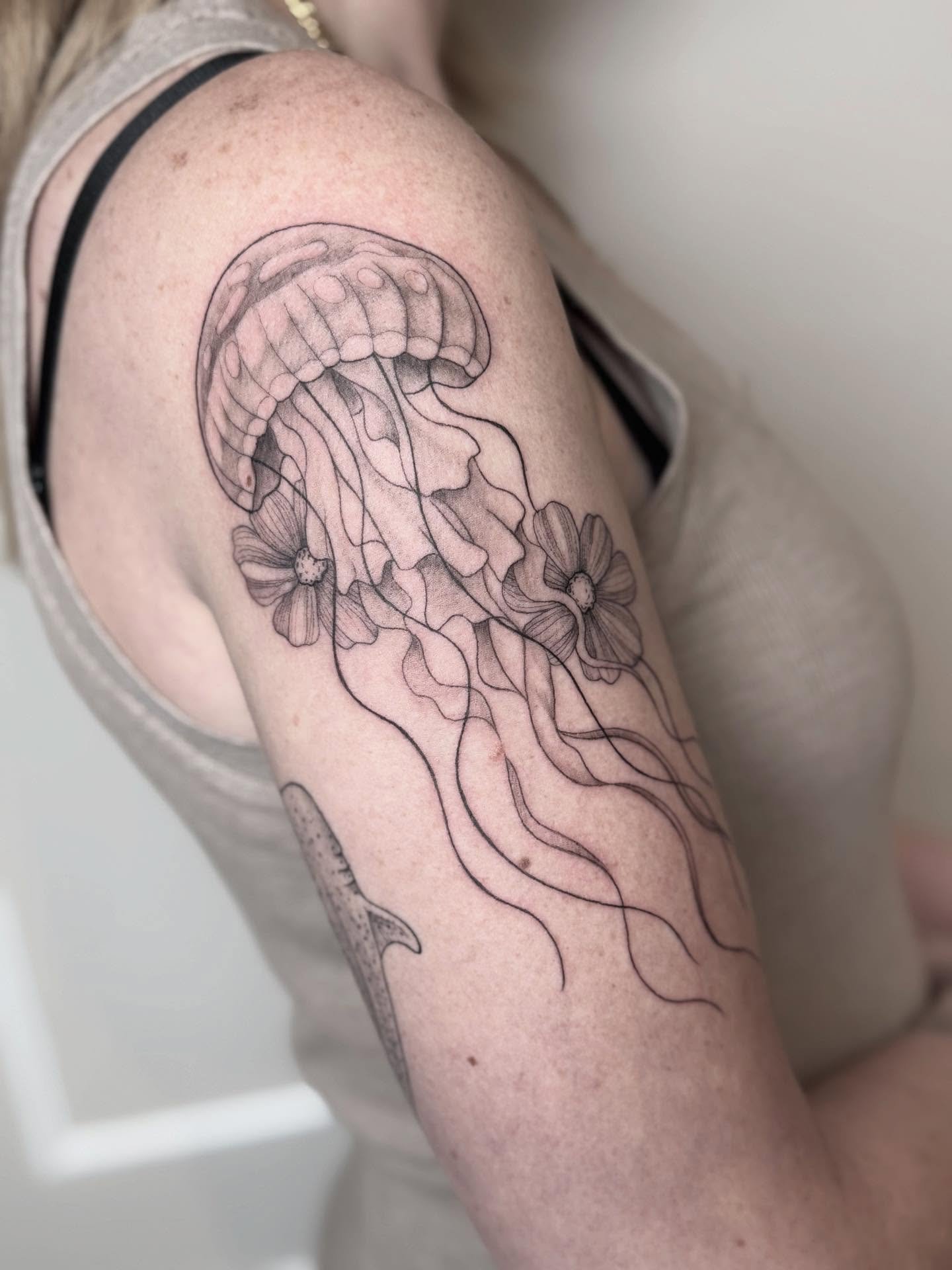 -// Jellyfish and Florals \\- 💗🫶🏻 

#tattoo #girlytattoo #jellyfishtattoo #linework #femaletattooartist