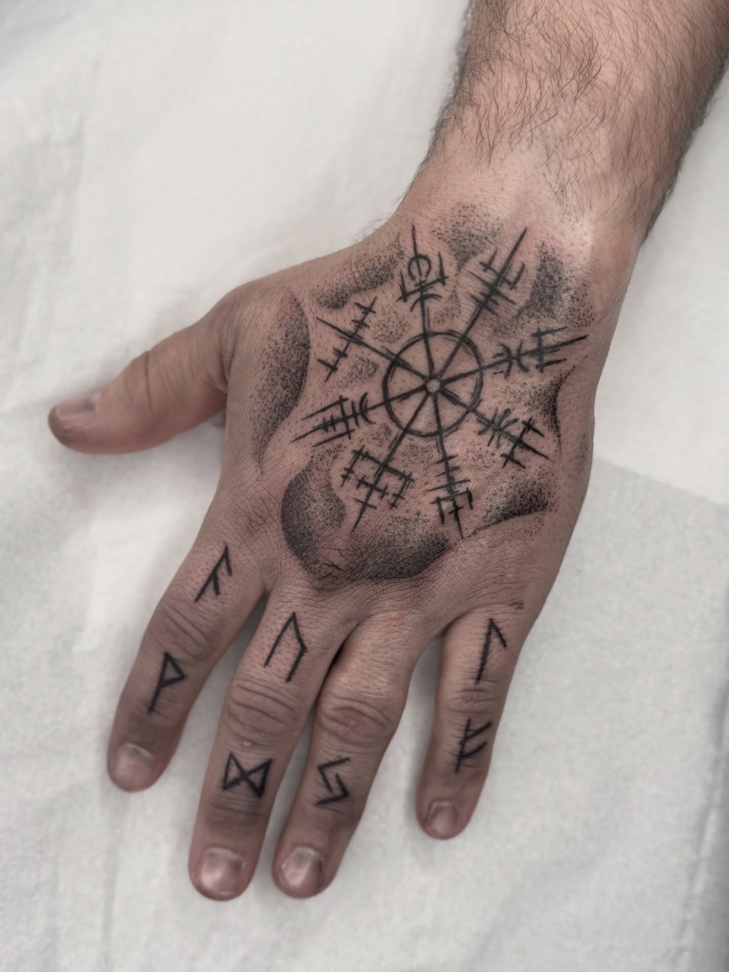 &ldquo;I don&rsquo;t want it to look perfect, I want it to look like it&rsquo;s been scratched in by a one eyed Raven&rdquo; 

🫣🤣 I tried my best, totally happy with how this came out! Gap on wedding finger for his ring 💍 

#tattoo #vikingtattoo #