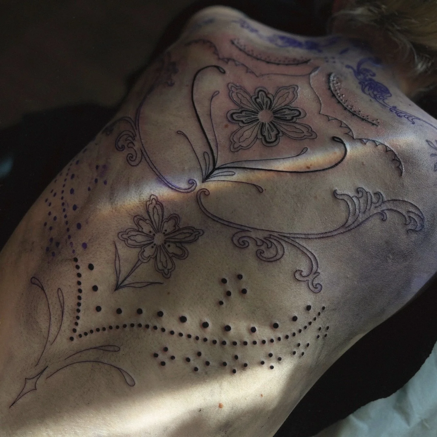 Process pics of Aimee&rsquo;s back! Cheers my guy @aimeesfeet ❤️&zwj;🔥 

#backpiece #backtattoo #ornamentaltattoo