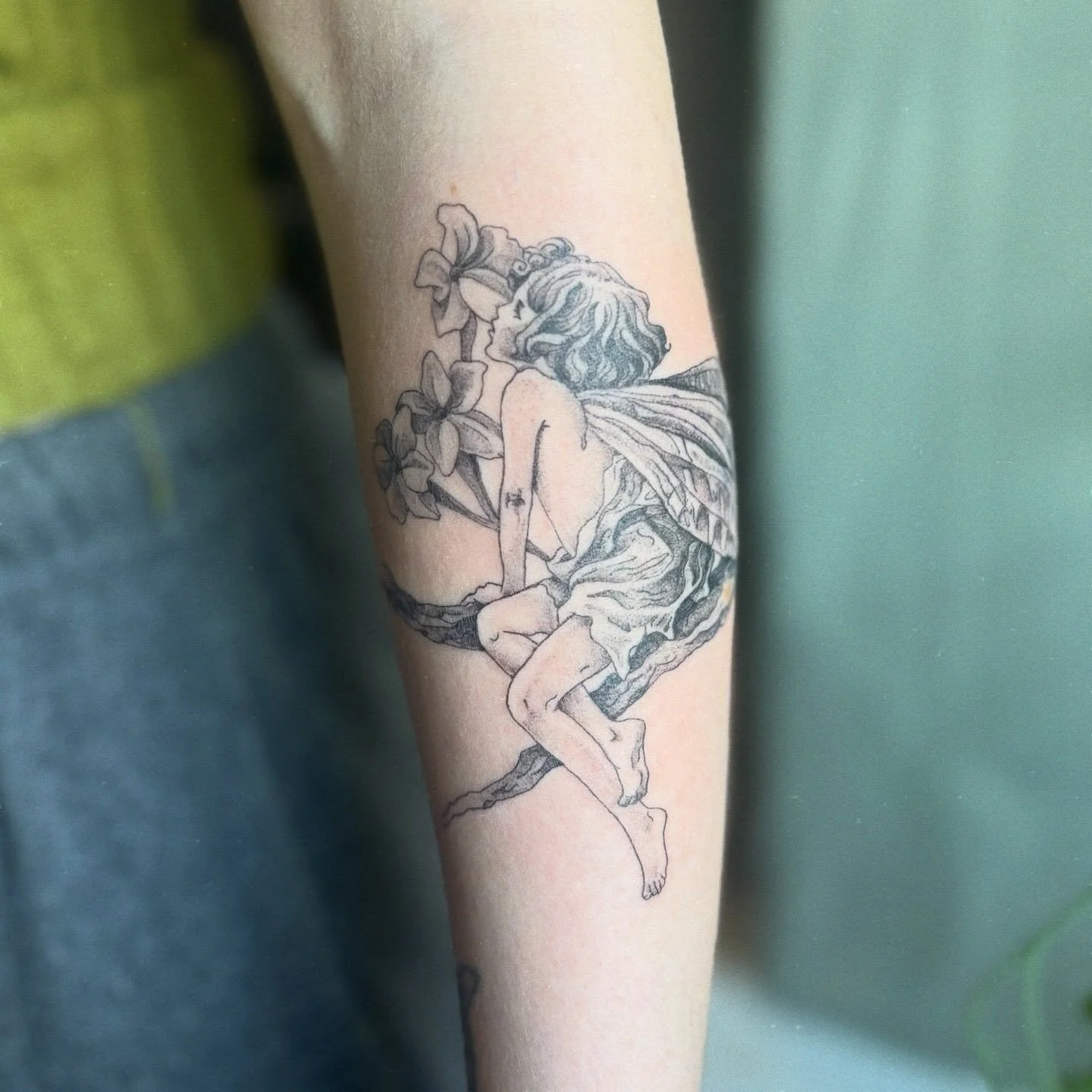 I&rsquo;ve been wanting to tattoo one of the flower fairies for a while, here is the Jasmine fairy for Jas 🧚&zwj;♂️🌀 thank you! 

#flowerfairy #jasminefairy #fairy #fairytattoo